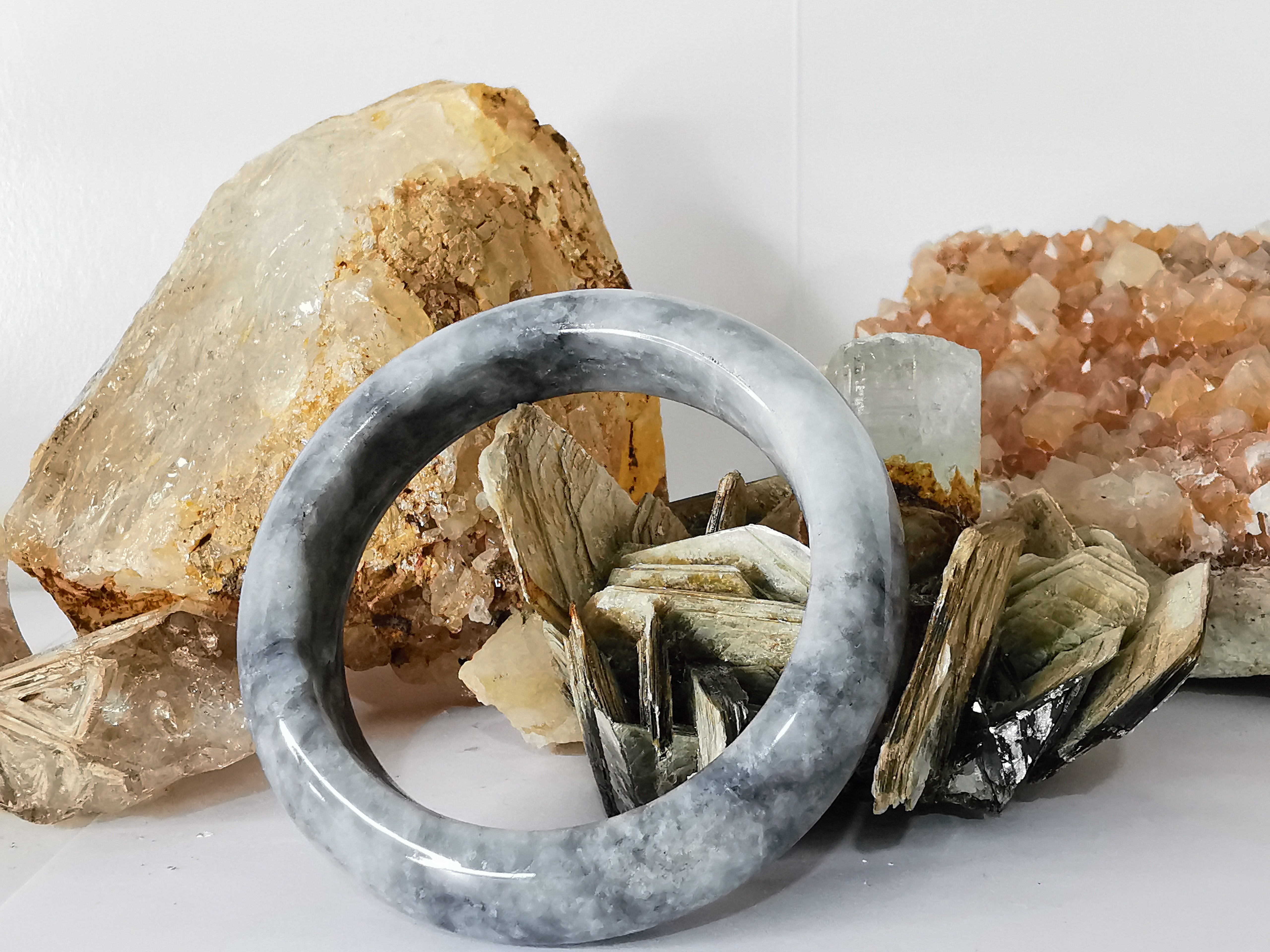 Grey Black Jade Bangle กำไลหยกเจไดต์แท้ Diameter/ เส้นผ่านศูนย์กลางด้านใน 54 mm.