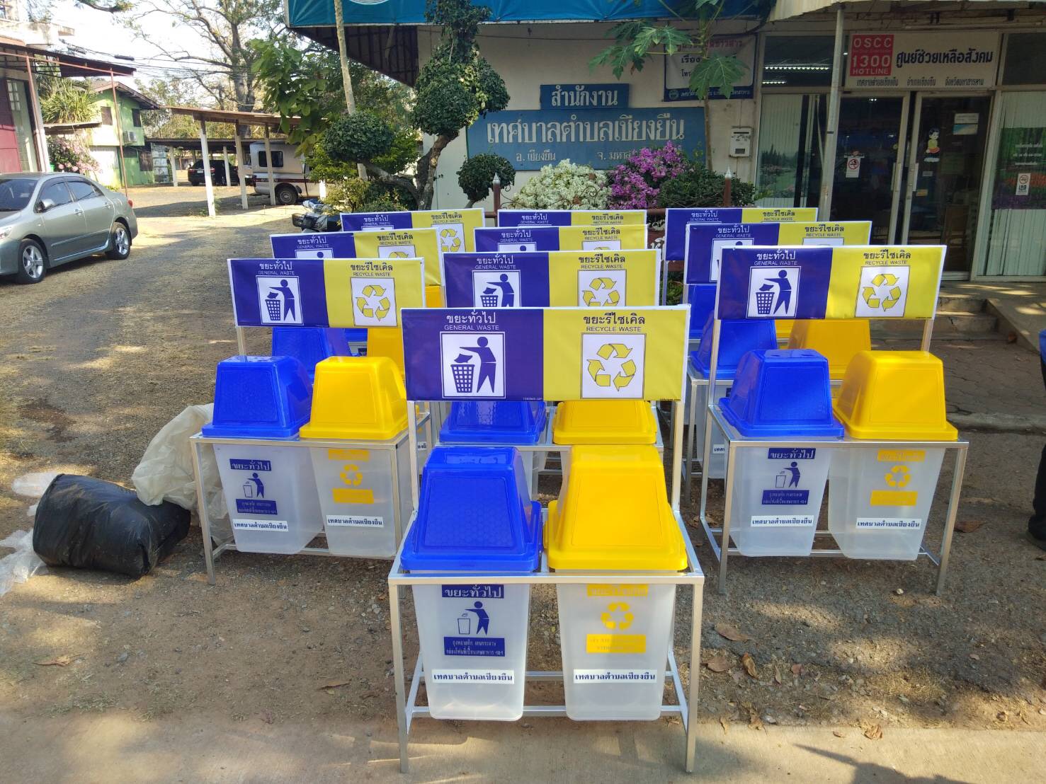 แท่นวางถังขยะแยกประเภท 60 ลิตร ขนาด 2 ช่อง มีแผงป้ายด้านหลัง