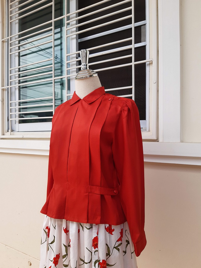 เสื้อวินเทจทรงสวยสีแดงแสด