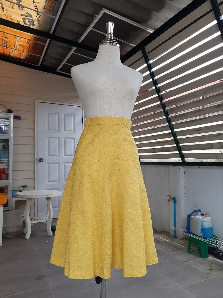 กระโปรงทรงบานสีเหลือง