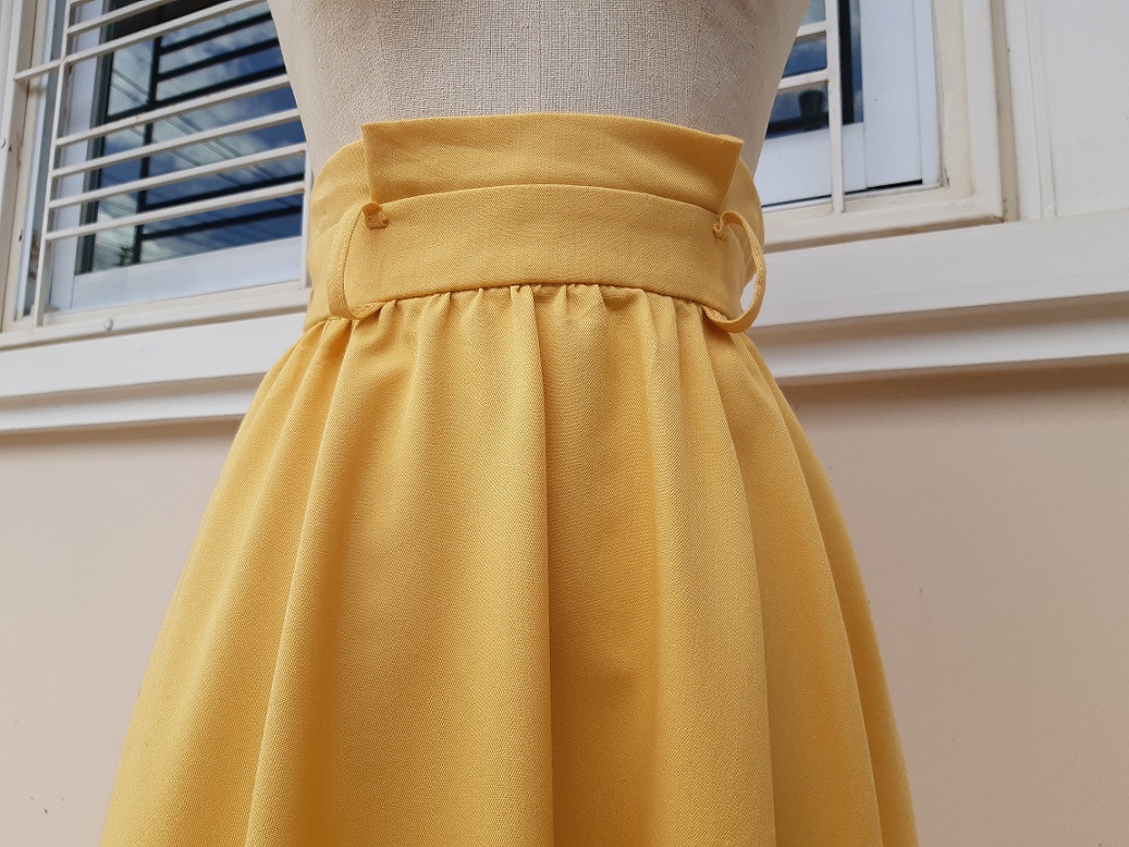 กระโปรงบานเอวสม็อคสีเหลือง