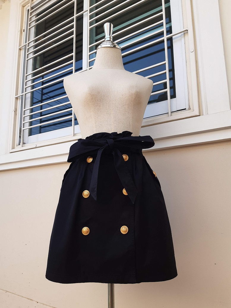 กระโปรงสั้นทรงเอสีดำ แต่งกระดุมทอง พร้อมริบบิ้นถอดได้