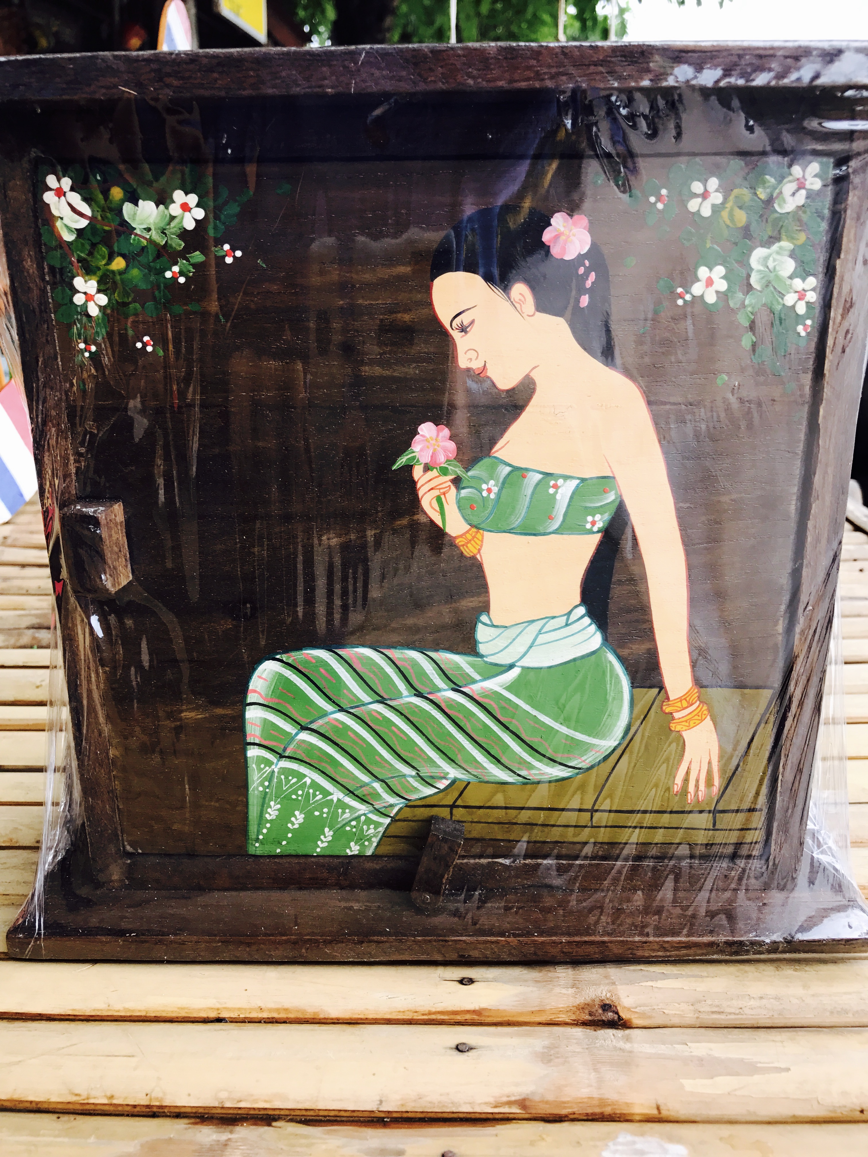 ตู้กุญแจไม้เพ้นท์ลาย