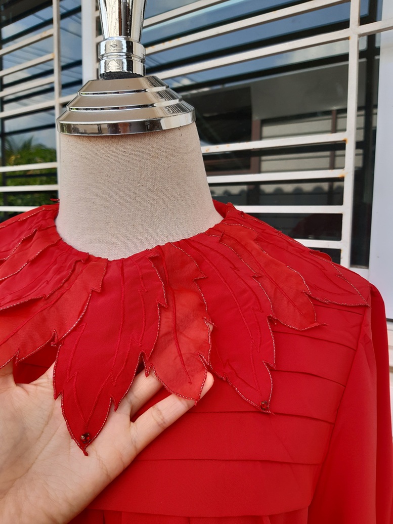 เสื้อวินเทจแขนยาวสีแดง งานกระดุมหลัง ปกใบไม้แต่งเพชรถอดได้