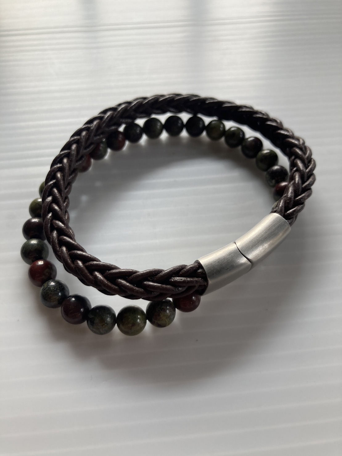 G 230096 สร้อยข้อมือหนังถักเปีย,ลูกปัดเขียว ราคาเช่า 30 บาท ต่อ 1 วัน