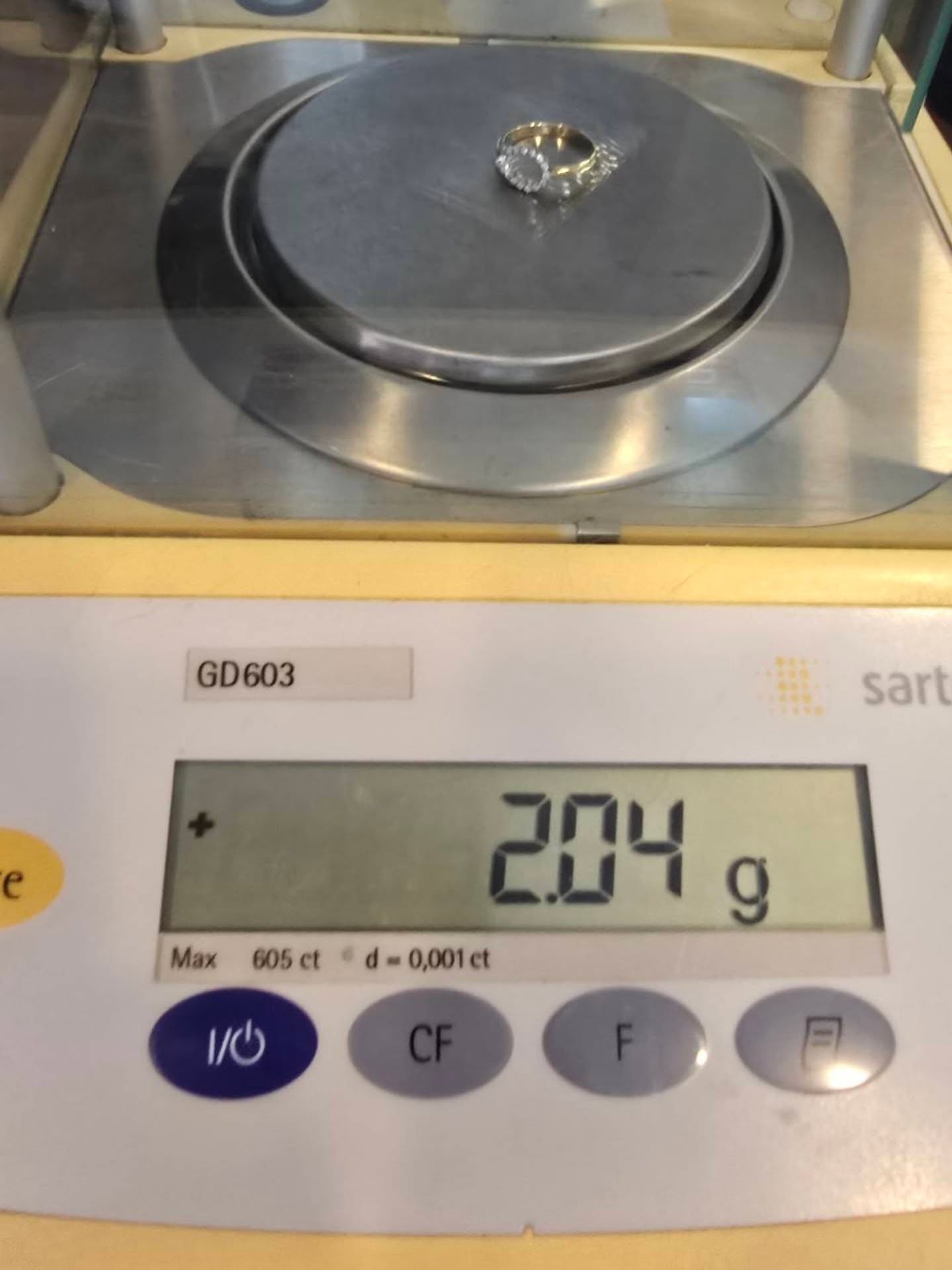 แหวนทองคำ 18K เพชรเกสร 13 ตัง 1 เม็ด 0.5 ตัง 15 เม็ด รวม 20.5 ตัง น้ำ 96-97 ความสะอาด vvs-vs ไซส์ 49 หน้ากว้าง 7.5 มิล น้ำหนัก 2.04 กรัม ราคา 7,500.-(Net)