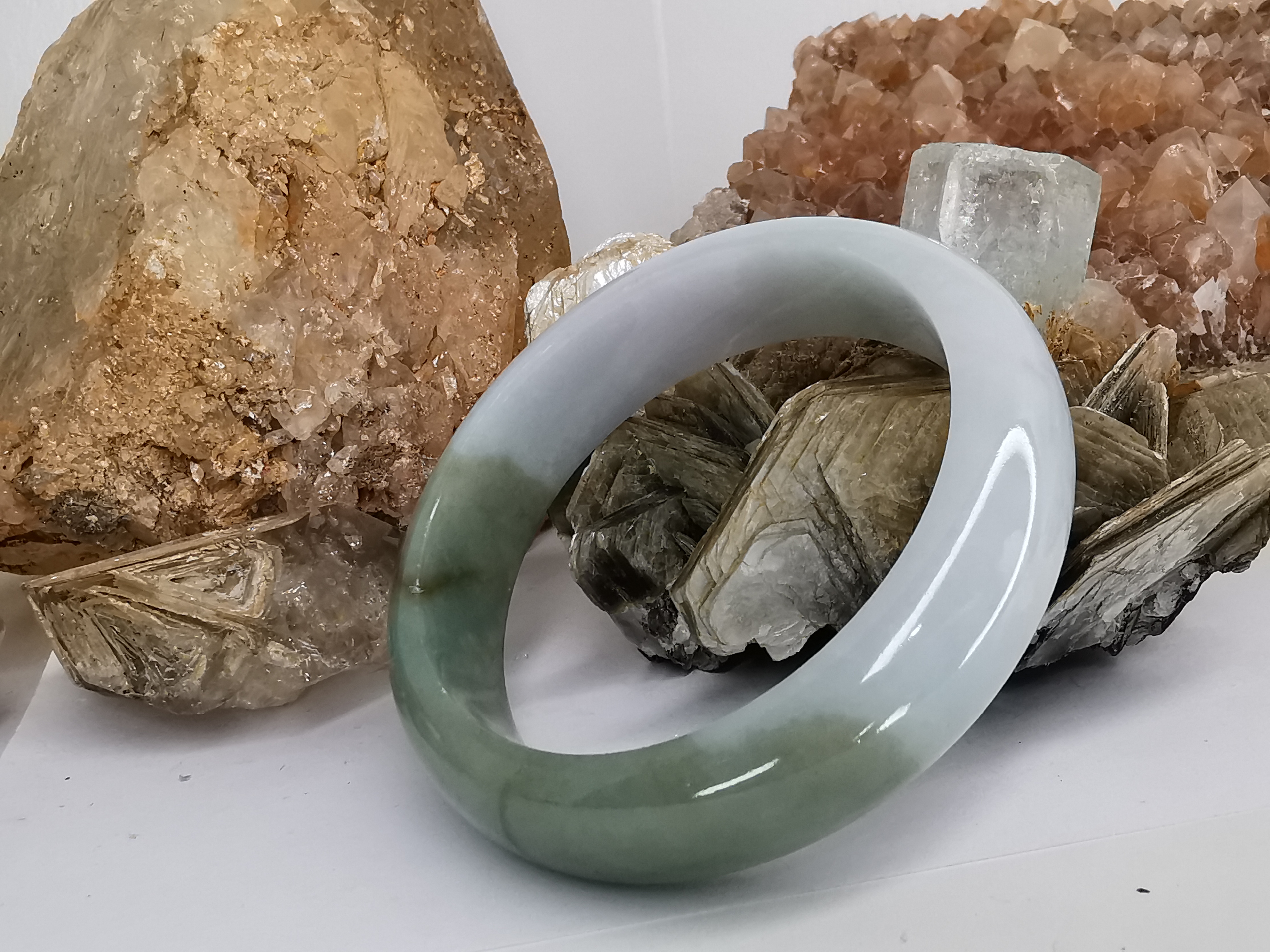 Green White Bangle กำไลหยกเจไดต์แท้ Diameter/ เส้นผ่านศูนย์กลางด้านใน 55 mm.