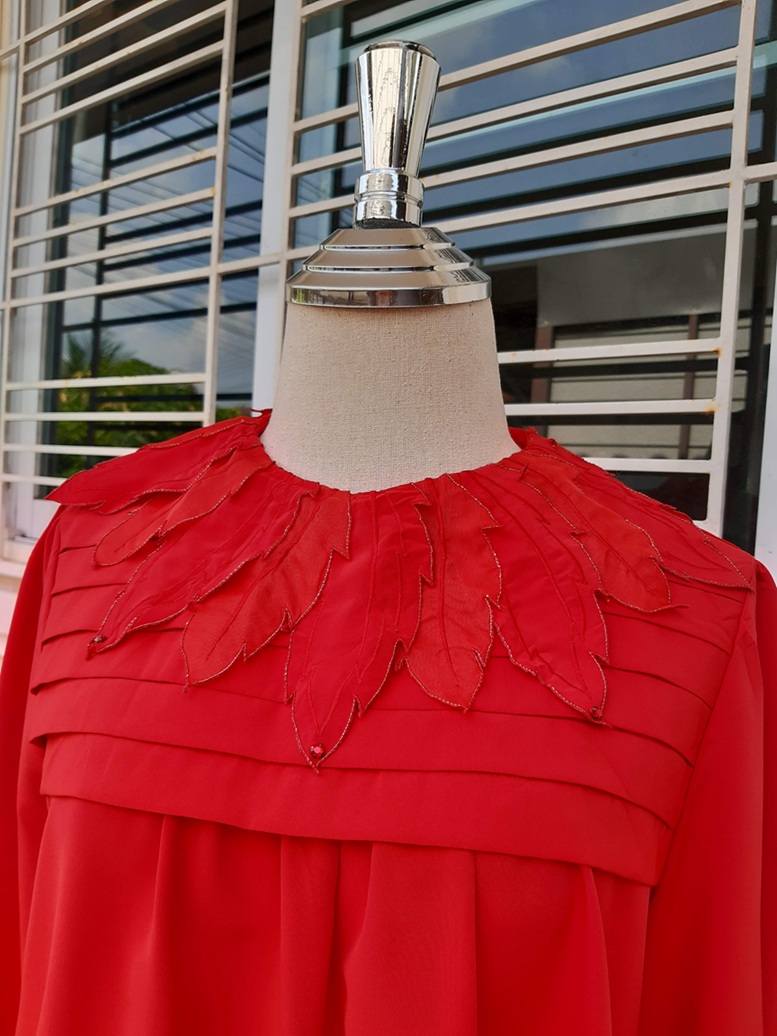 เสื้อวินเทจแขนยาวสีแดง งานกระดุมหลัง ปกใบไม้แต่งเพชรถอดได้