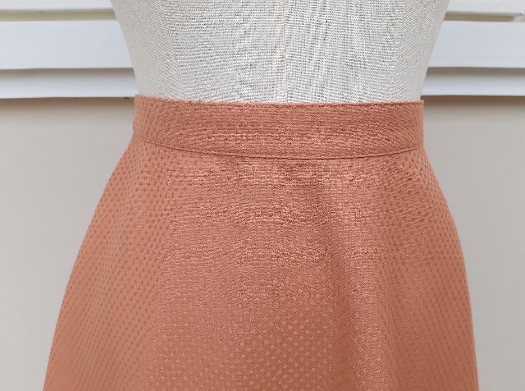 กระโปรงสั้น สีชาเย็น