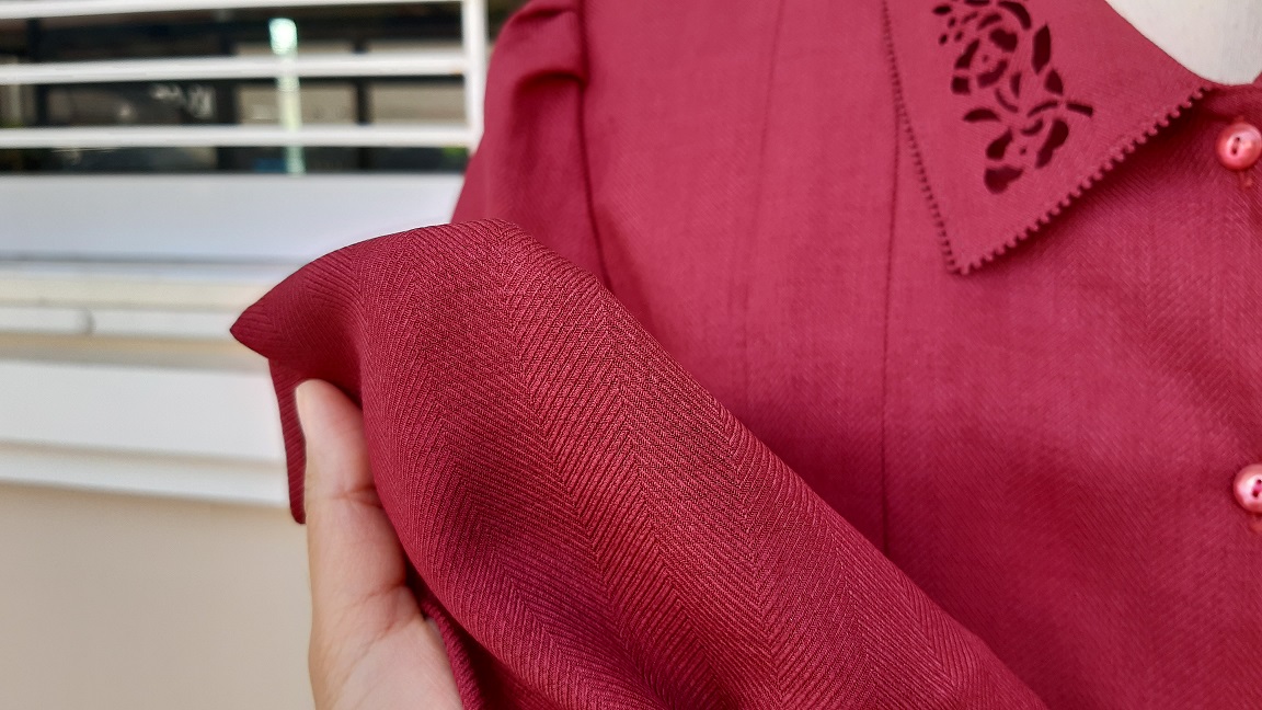 เสื้อเชิ้ตฉลุปก สีแดงเปลือกลิ้นจี่