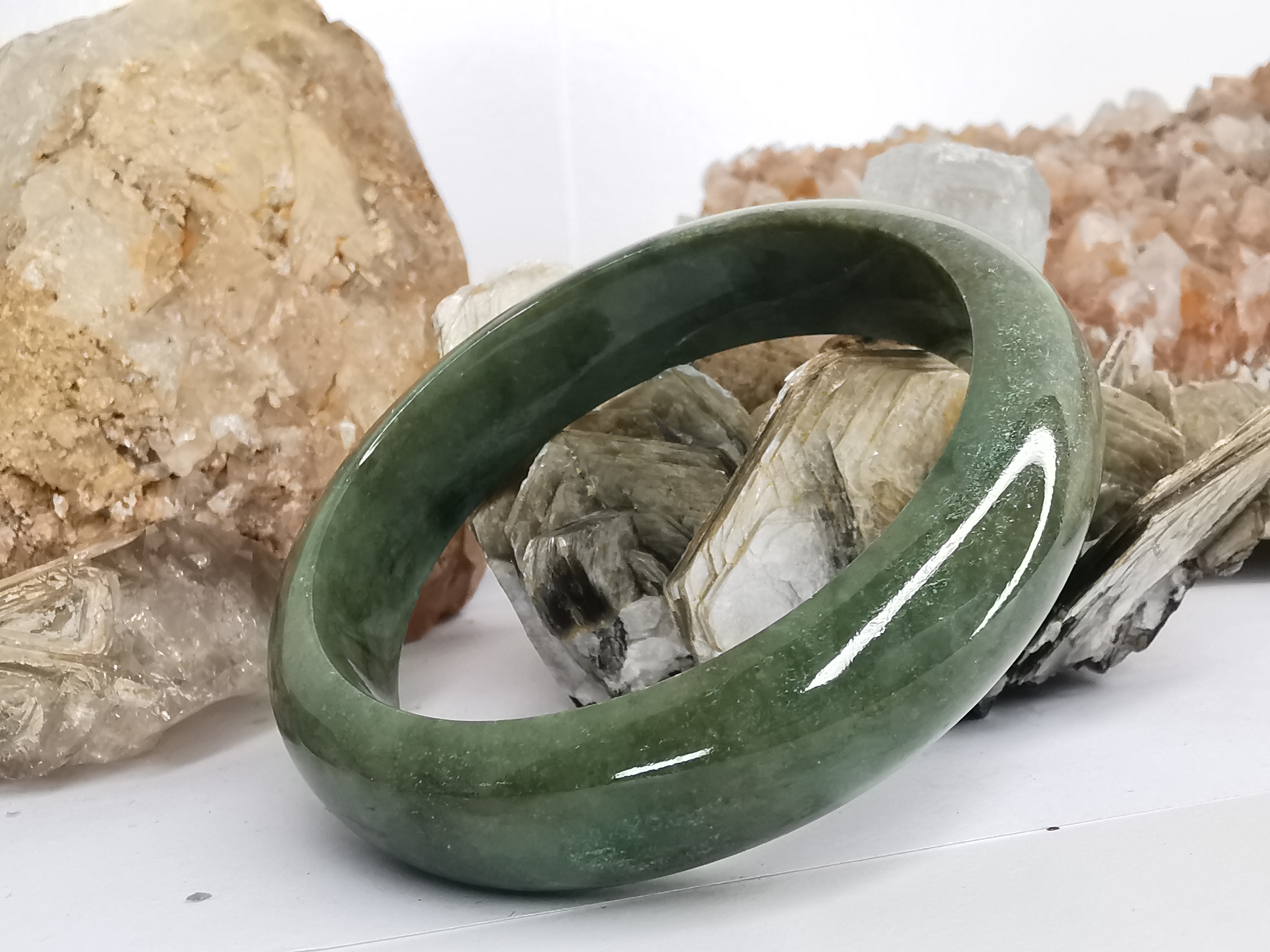 Green Bangle กำไลหยกเจไดต์แท้ Diameter/ เส้นผ่านศูนย์กลางด้านใน 58 mm.