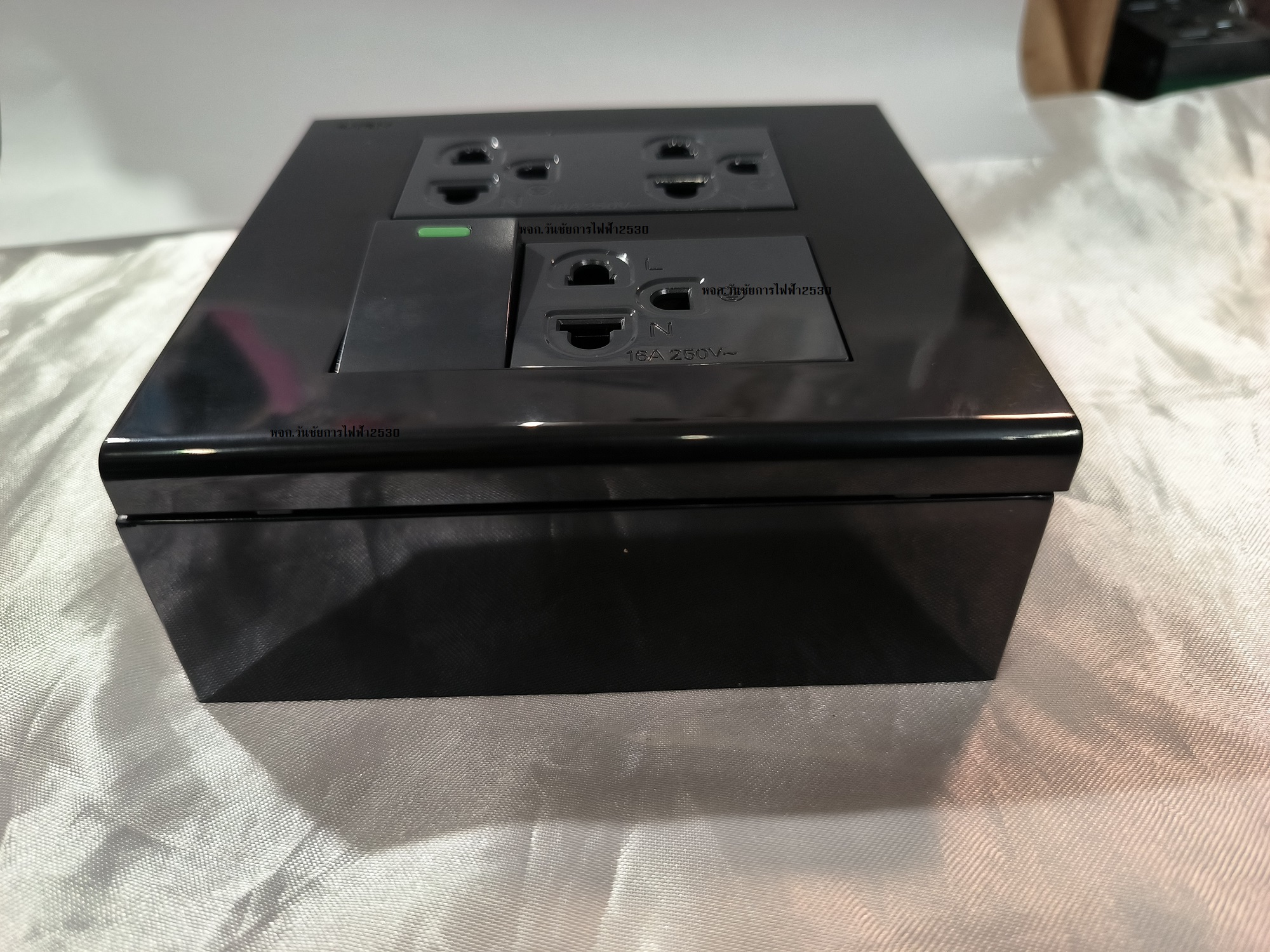 Nano ชุดปลั้กไฟสี3 กราว์ลงดิน ครบชุด ชุดสวิตซ์ ปลั๊ก 4X4 กราวคู่ 1กราวเดี่ยว1 สวิตซ์1 สีดำ BLACK