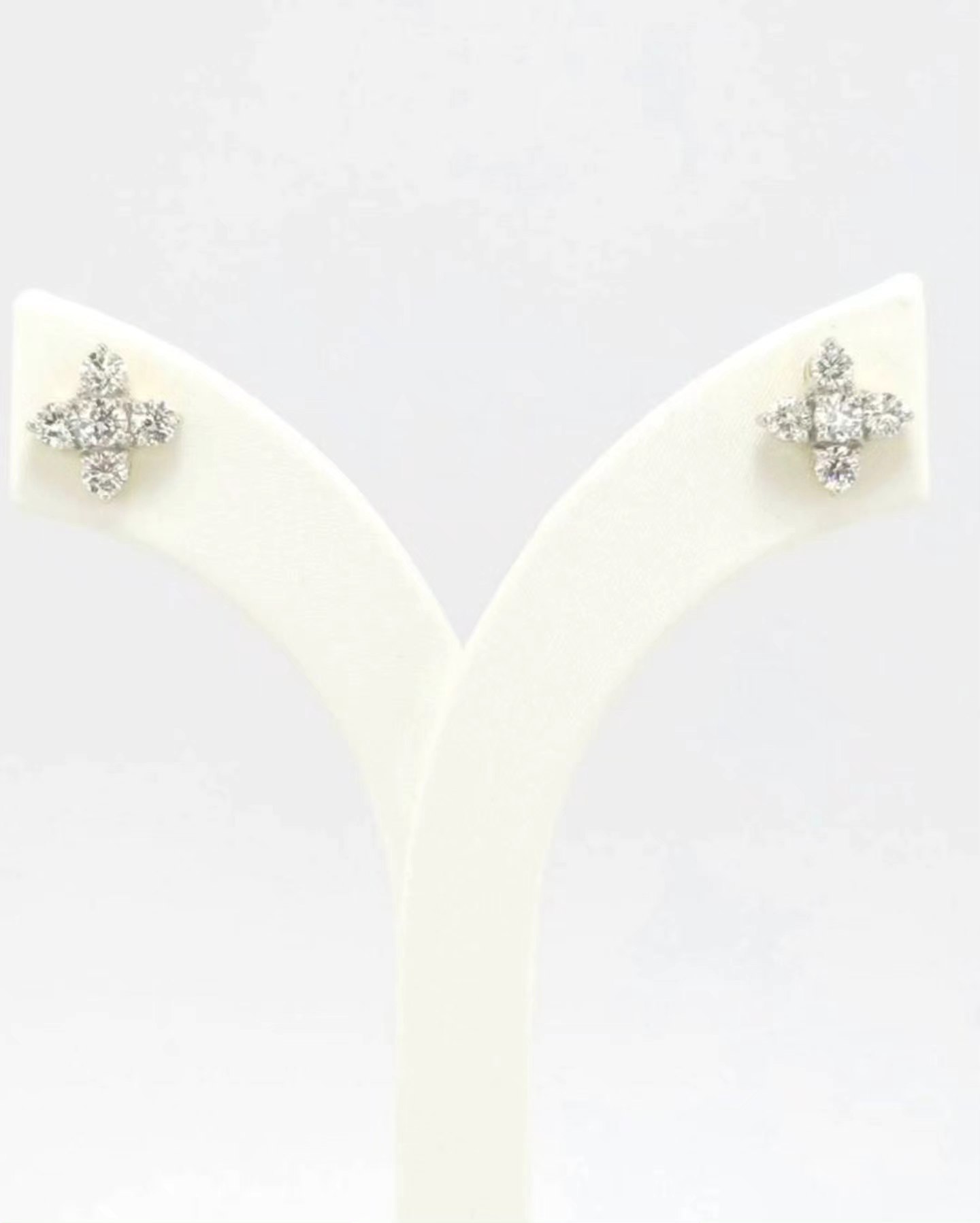 ต่างหูทองคำ 18K เพชรเกสร 13 ตัง 2 เม็ด 10 ตัง 8 เม็ด รวม 1.06 กะรัต น้ำ 97-100 ความสะอาด vvs หน้ากว้าง 10.8×10.8 มิล น้ำหนัก 3.35 กรัม ราคา 24,500.-(Net)