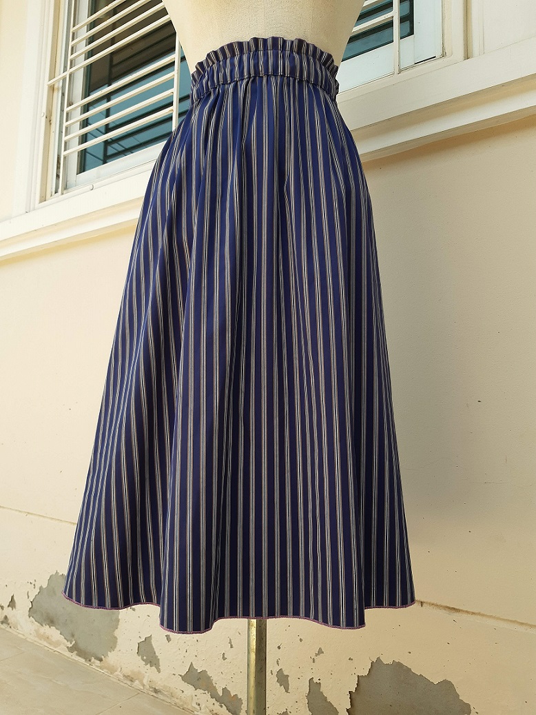 กระโปรงบานทรงเอ ใส่ได้ 2 ด้าน สีม่วง กับ สีกรมท่าลายทาง