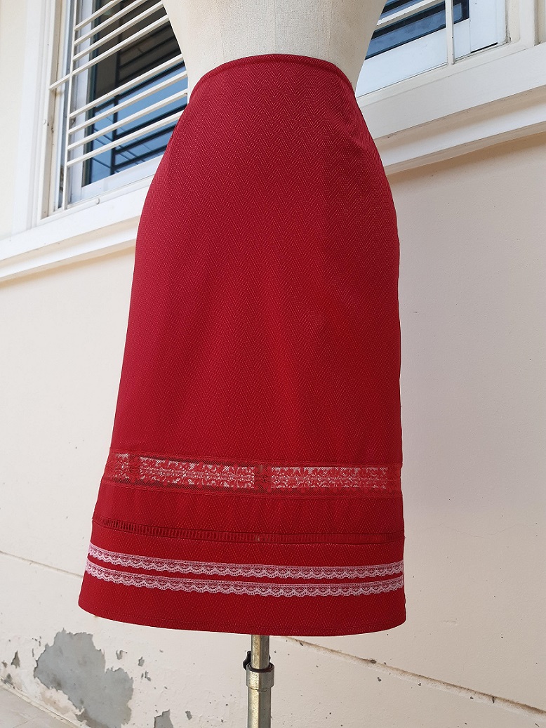 กระโปรงทรงเอสีแดง ผ้าลายก้างปลา ชายฉลุลูกไม้