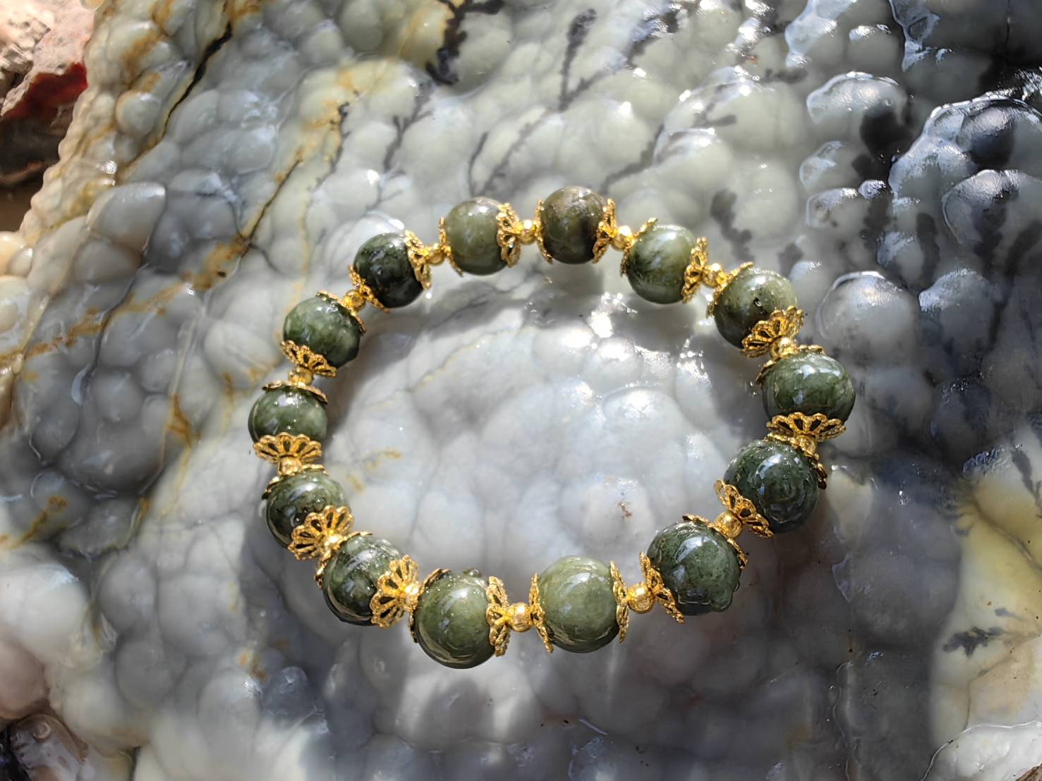 Burmese Jadeite Bracelets (Green) Round 10 mm. Flower Gold Plated กำไลข้อมือหยกพม่า เขียว กลม 10 mm. คั่นดอกไม้ทอง Free Size