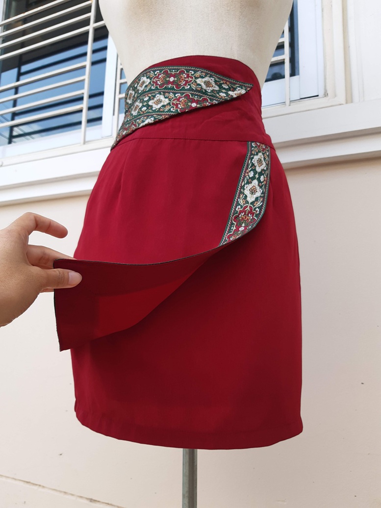 กระโปรงวินเทจทรงเอเอวสูงสีแดง แต่งแถบผ้า Northern style