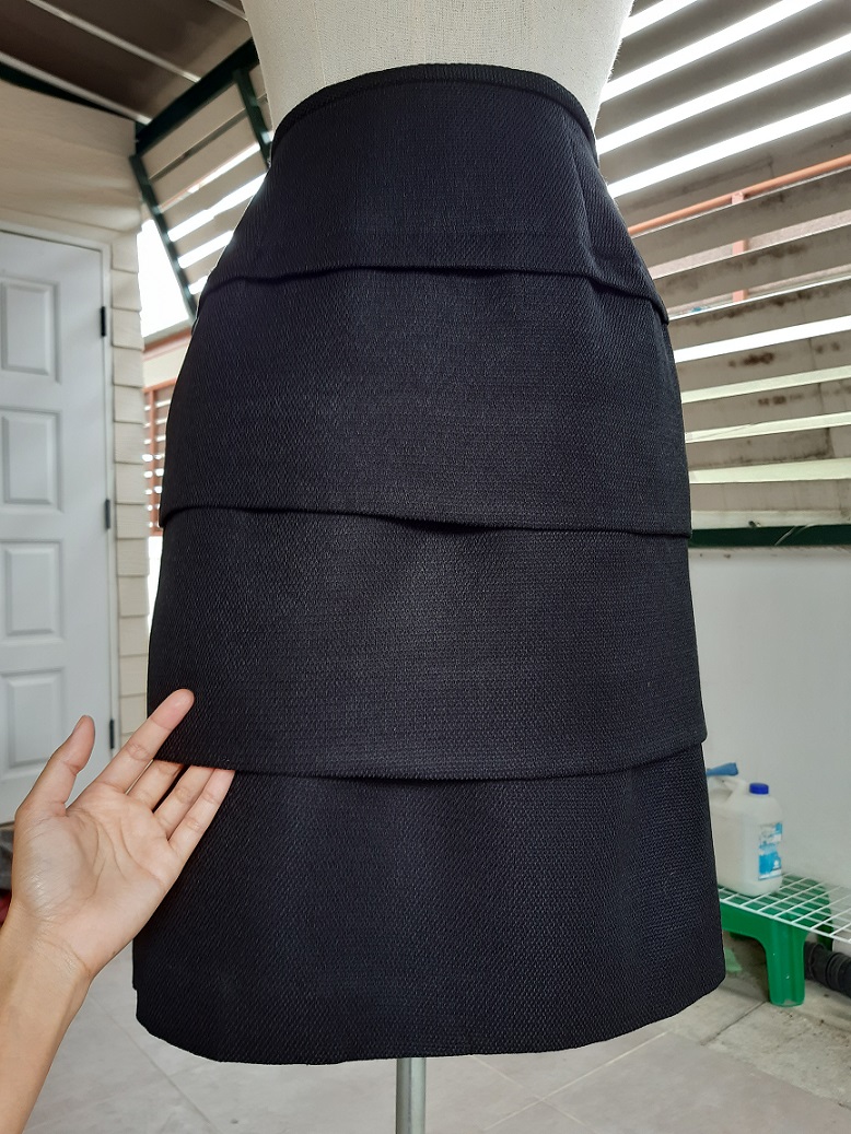 กระโปรงระบายชั้นๆ สีดำ