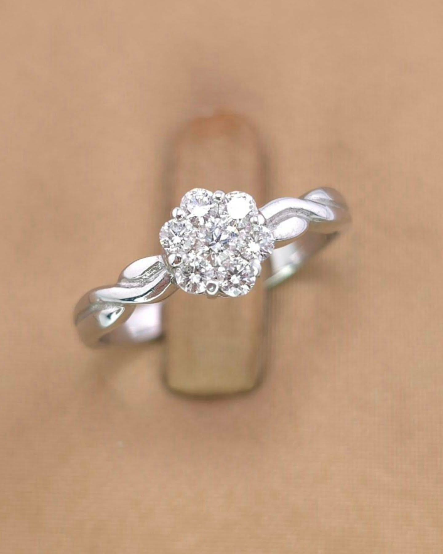 แหวนทองคำขาว 18K เพชรเกสร 8 ตัง 1 เม็ด 4 ตัง 6 เม็ด รวม 32 ตัง น้ำ 97-99 ความสะอาด vvs ไซส์ 52 น้ำหนัก 2.62 กรัม ราคา 8500.-(Net)