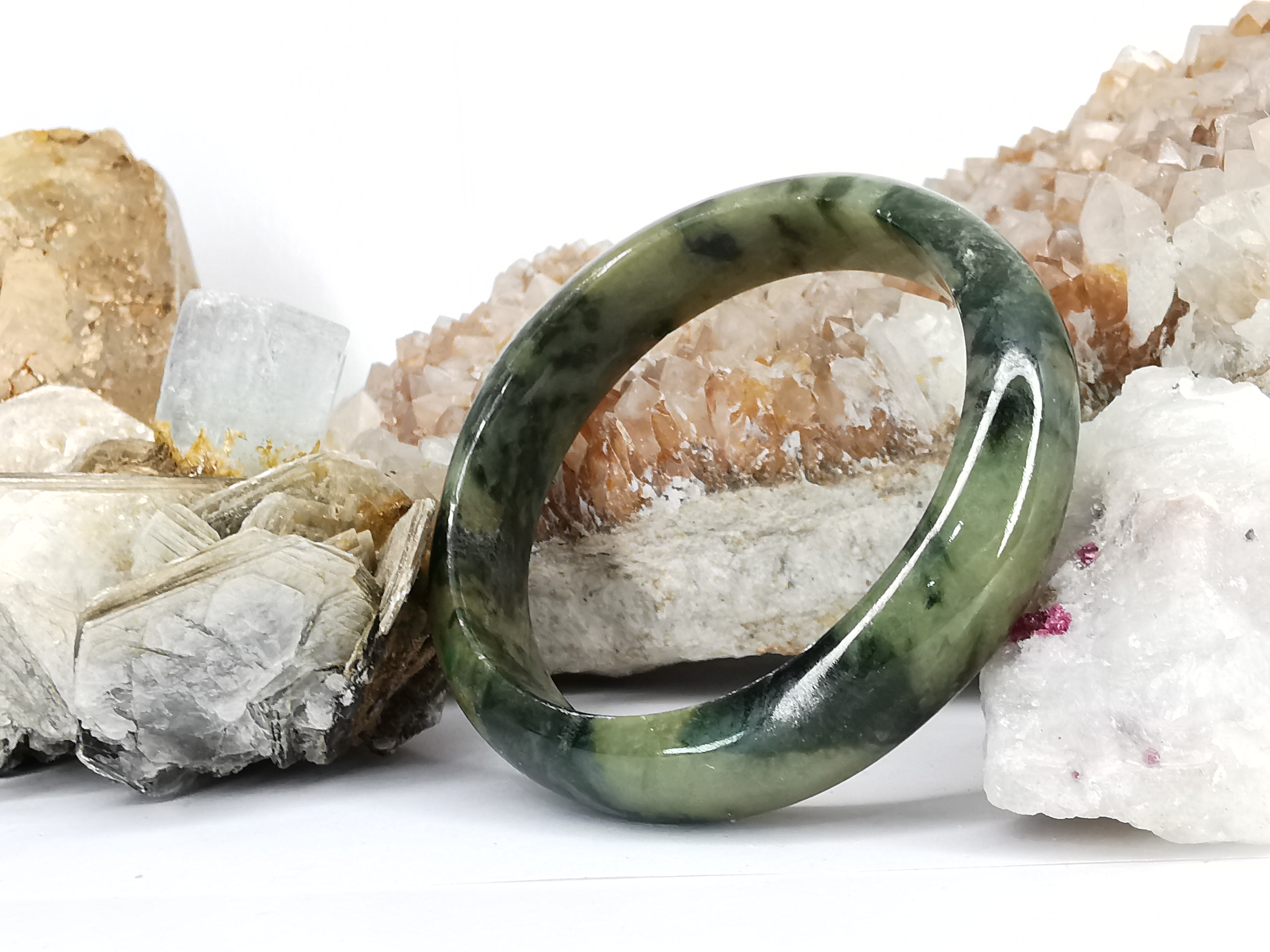 Green Jade Bangle กำไลหยกเจไดต์แท้ Diameter/ เส้นผ่านศูนย์กลางด้านใน 59 mm.