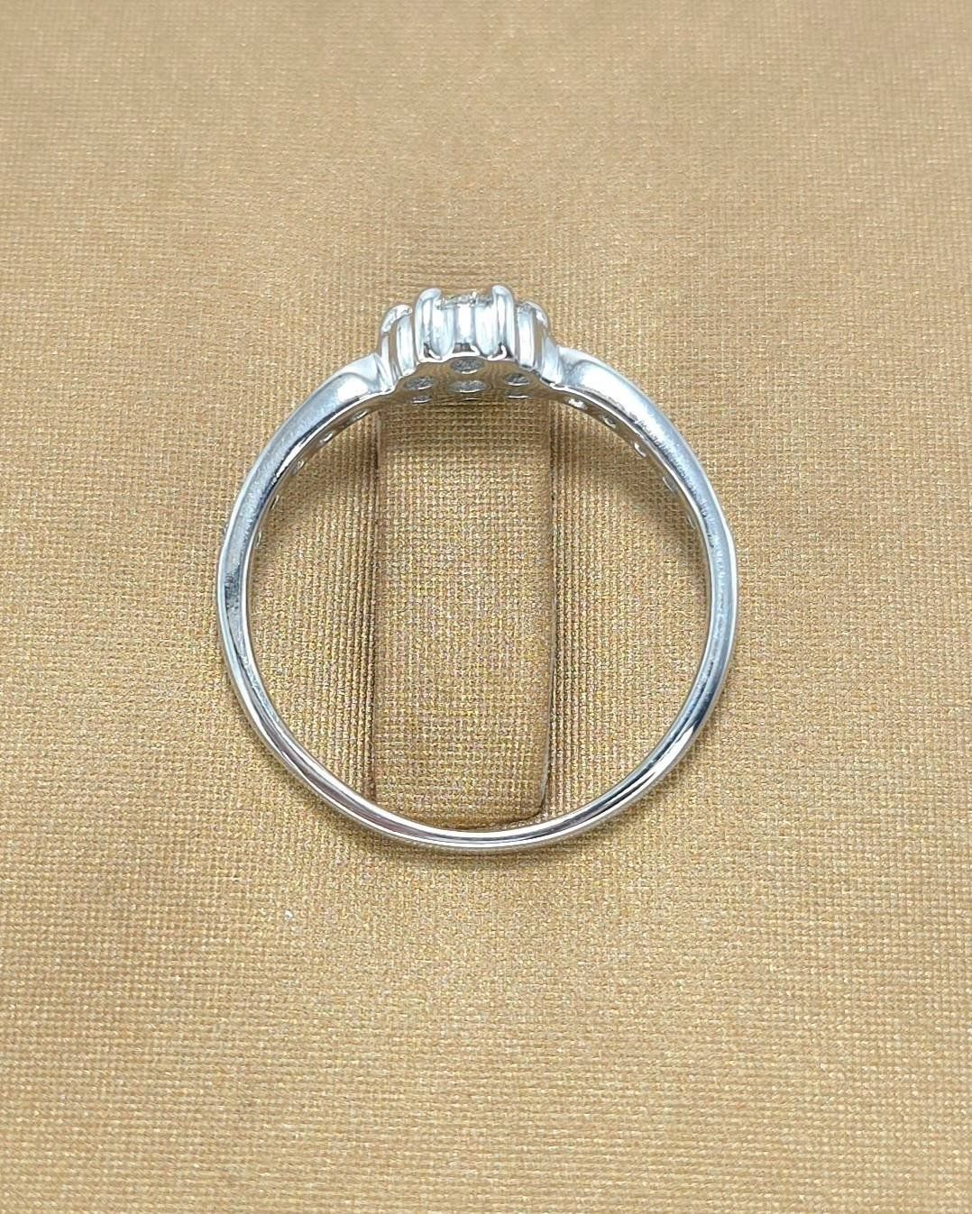 แหวนทองคำขาว 18K เพชรเกสร 5 ตัง 1 เม็ด 3 ตัง 6 เม็ด 0.5 ตัง 10 เม็ด รวม 28 ตัง น้ำ 96-98 ความสะอาด vs1-2 ไซส์ 53 หน้ากว้าง 6 มิล น้ำหนัก 2.45 กรัม ราคา 7,800.-(Net)