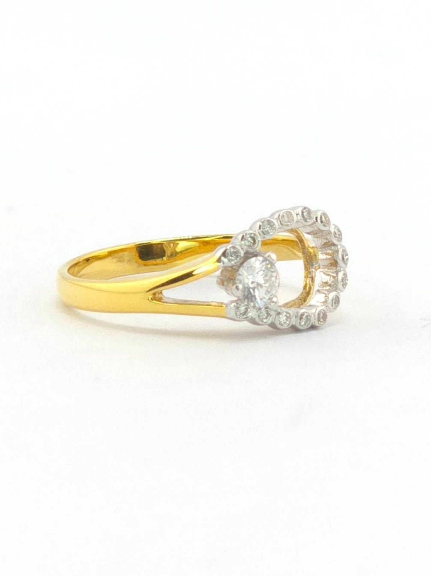 แหวนทองคำ 18K เพชรเกสร 13 ตัง 1 เม็ด 0.5 ตัง 15 เม็ด รวม 20.5 ตัง น้ำ 96-97 ความสะอาด vvs-vs ไซส์ 49 หน้ากว้าง 7.5 มิล น้ำหนัก 2.04 กรัม ราคา 7,500.-(Net)