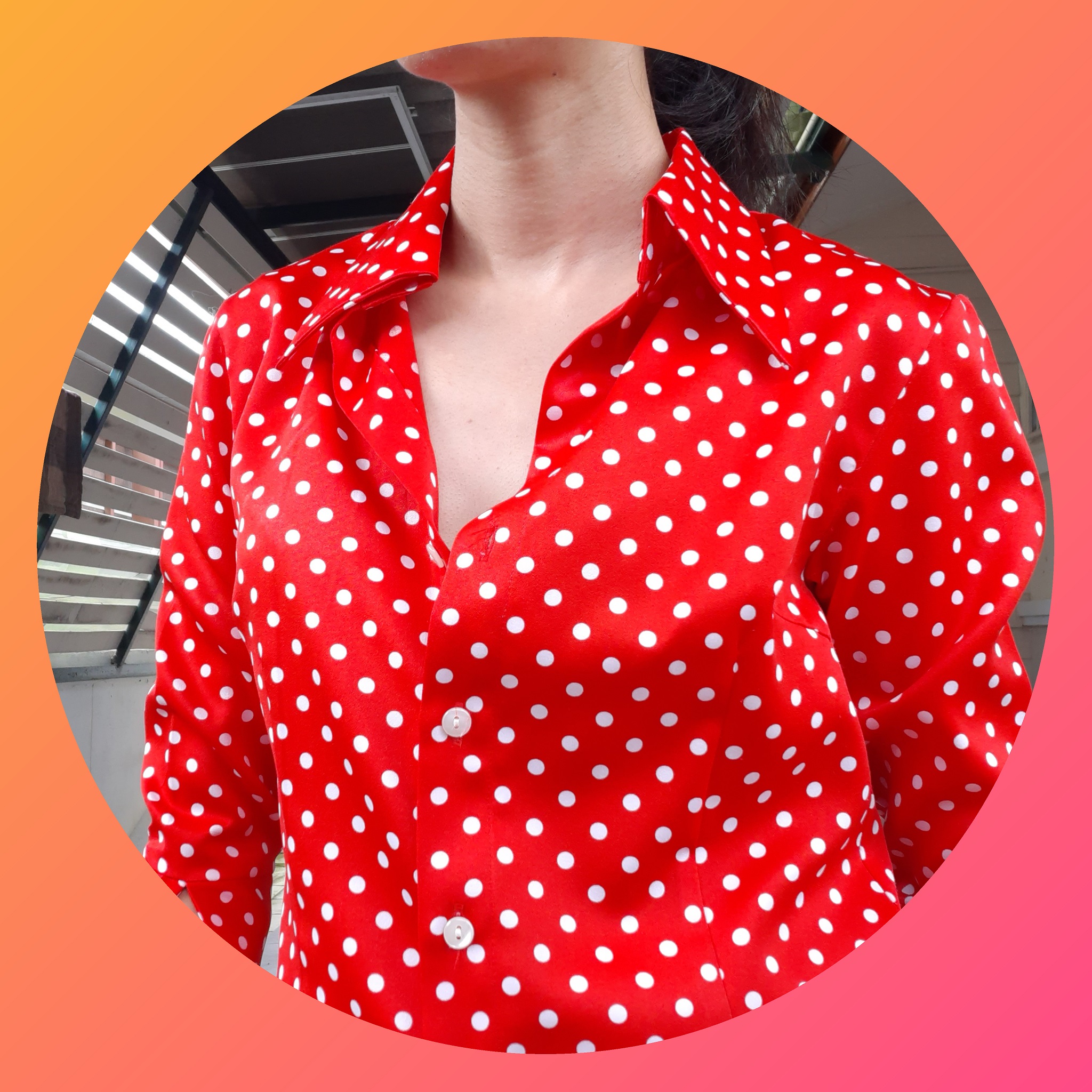 เสื้อเชิ้ตสีแดงแขน 3 ส่วนลายจุด