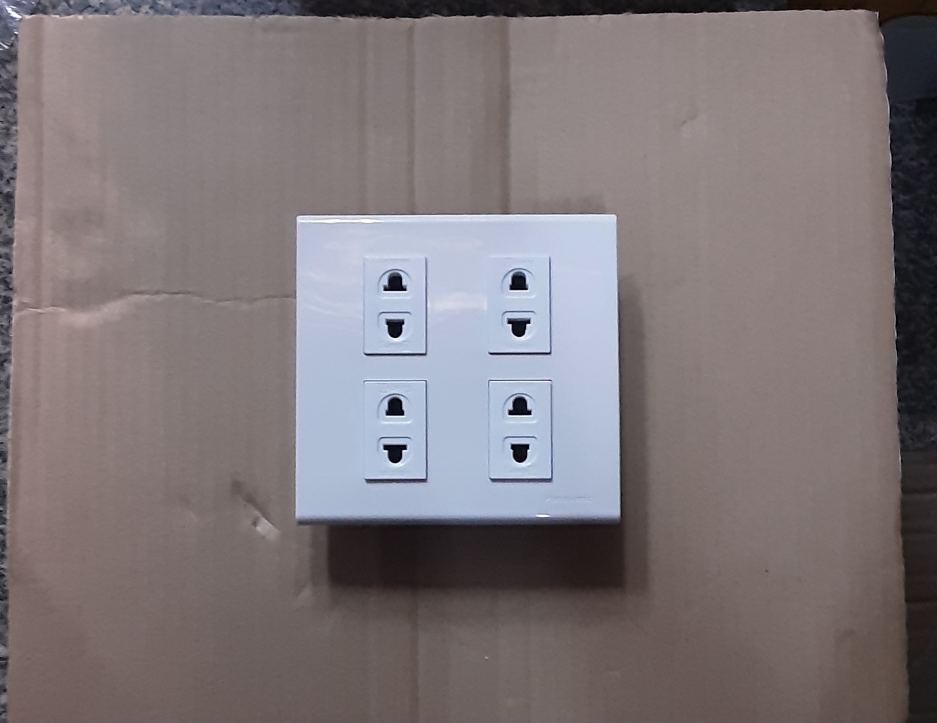 ชุดสวิตซ์ไฟสำเร็จ Panasonic เต้ารับเดียว 4 ช่อง พร้อมหน้ากาก 4 ช่อง บล็อกลอย4x4 สีขาว