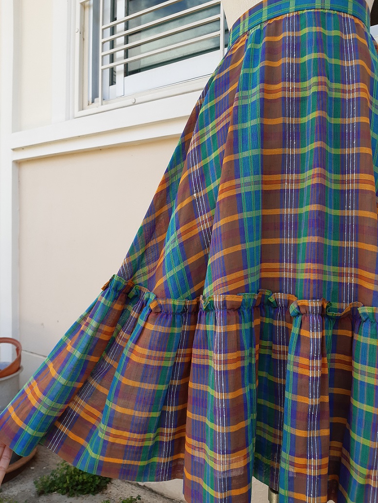 กระโปรงลายสก๊อตสีสดใส