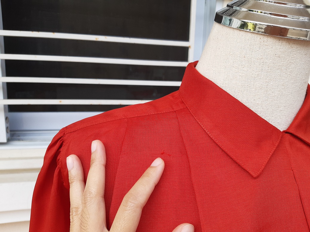 เสื้อวินเทจทรงสวยสีแดงแสด