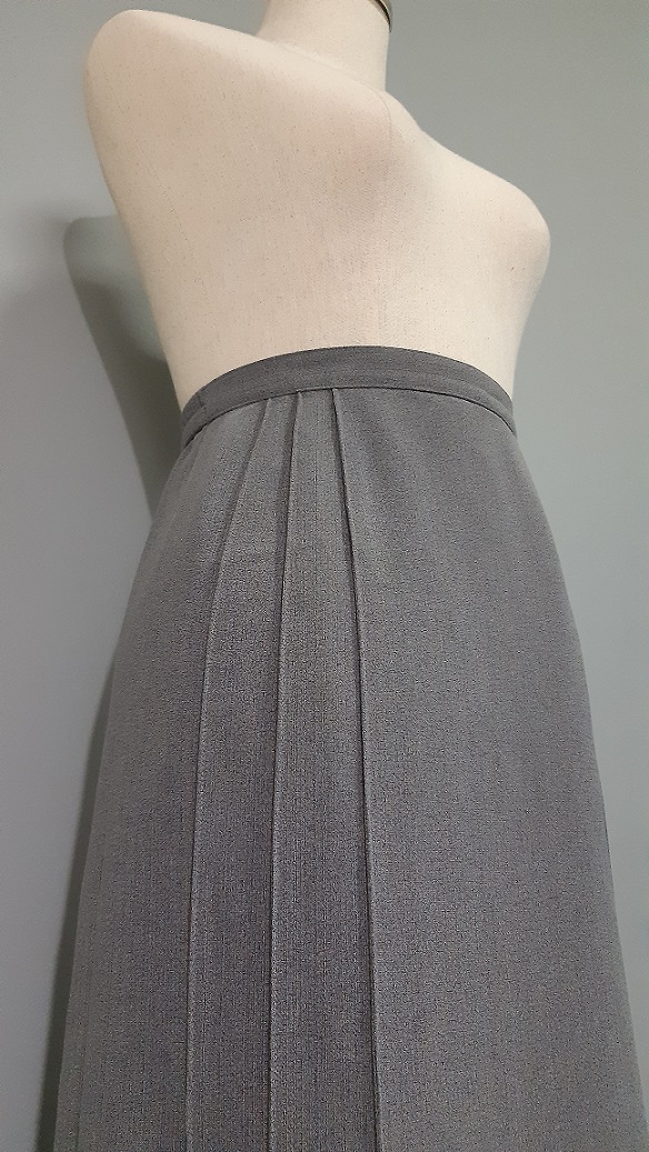 กระโปรงยาวคลุมเข่าสีเทา