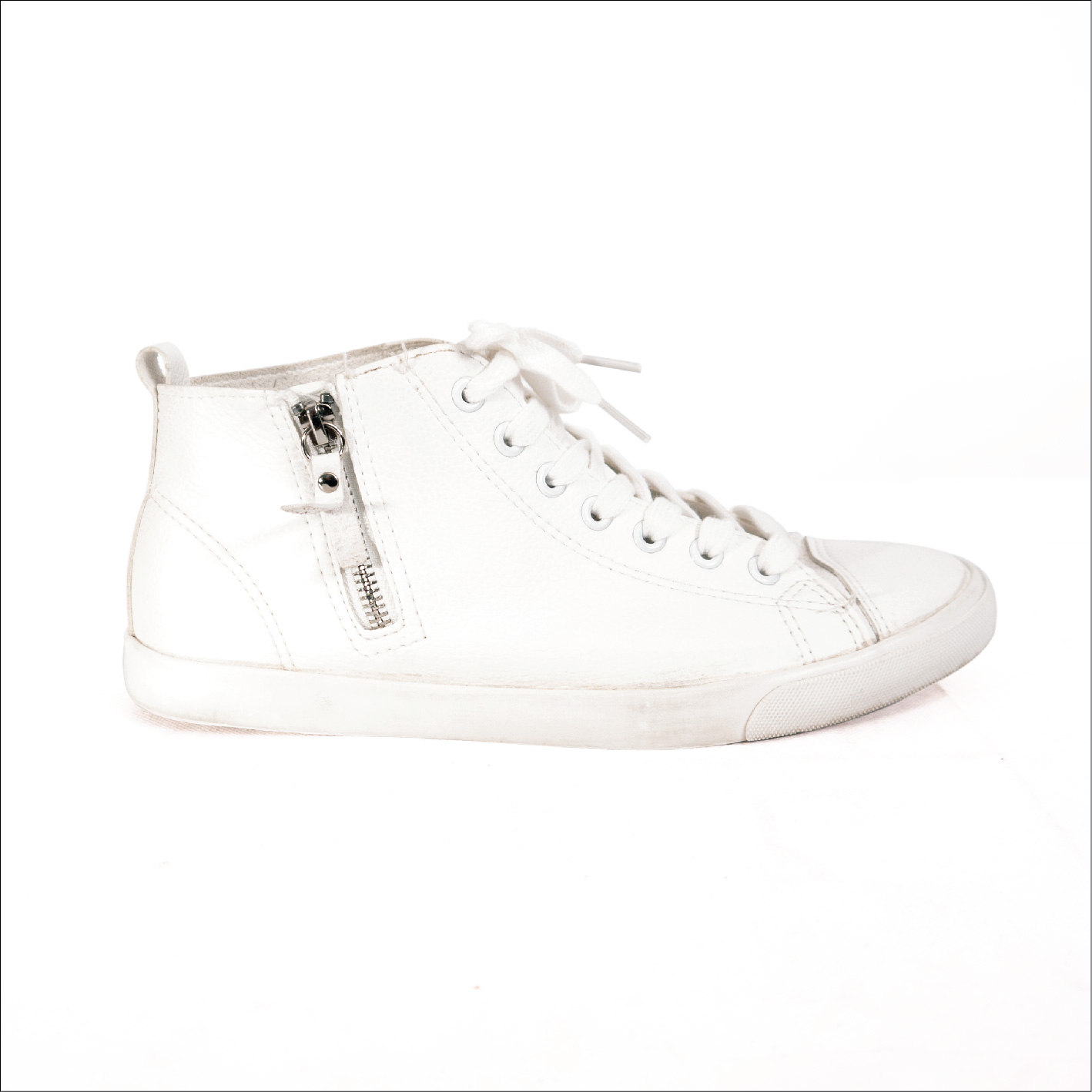 G 170004 รองเท้าผ้าใบหุ้มข้อ H&M ราคาเช่า 50 บาท ต่อ 1 วัน