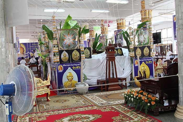 หลวงพ่อคูณ ปริสุทฺโธ วัดบ้านไร่ จ.นครราชสีมา พิมพ์ครึ่งองค์ รุ่น 90 (ฉลองวิหารเทพวิทยาคม) เนื้อเงินลงยาสีฟ้า กล่องเดิม พระแท้ วัตถุมงคลดี โดย sukpra (ศุขพระ)