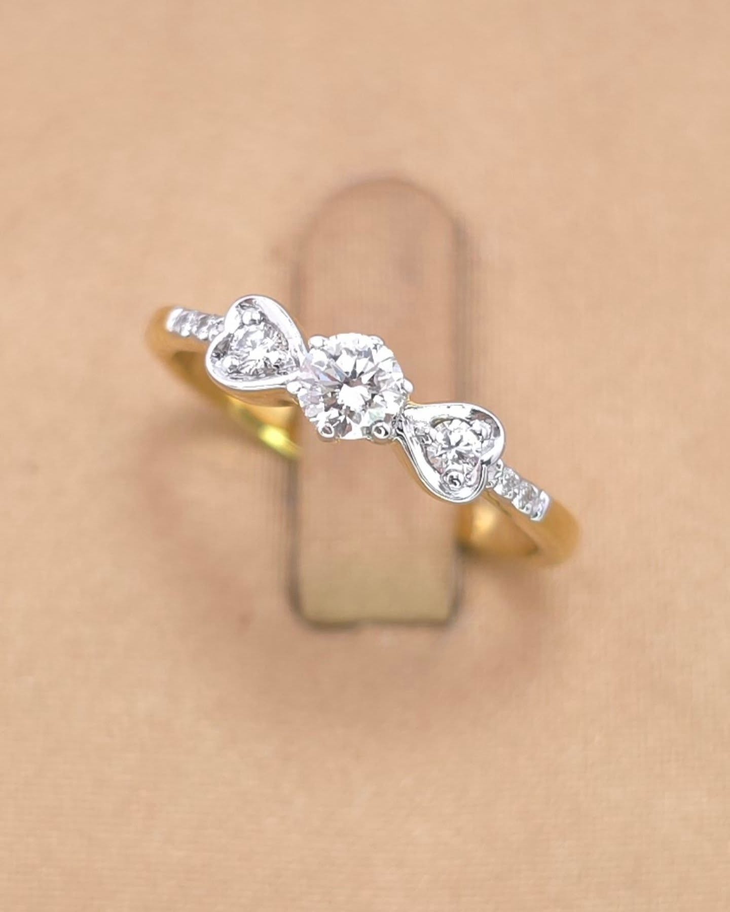 แหวนทองคำ 18K เพชรเกสร 18 ตัง 1 เม็ด 3 ตัง 2 เม็ด 0.5 ตัง 4 เม็ด รวม 26 ตัง น้ำ 96-98 ความสะอาด vvs-vs ไซส์ 48 น้ำหนัก 2.22 กรัม ราคา 8,900.-(Net)