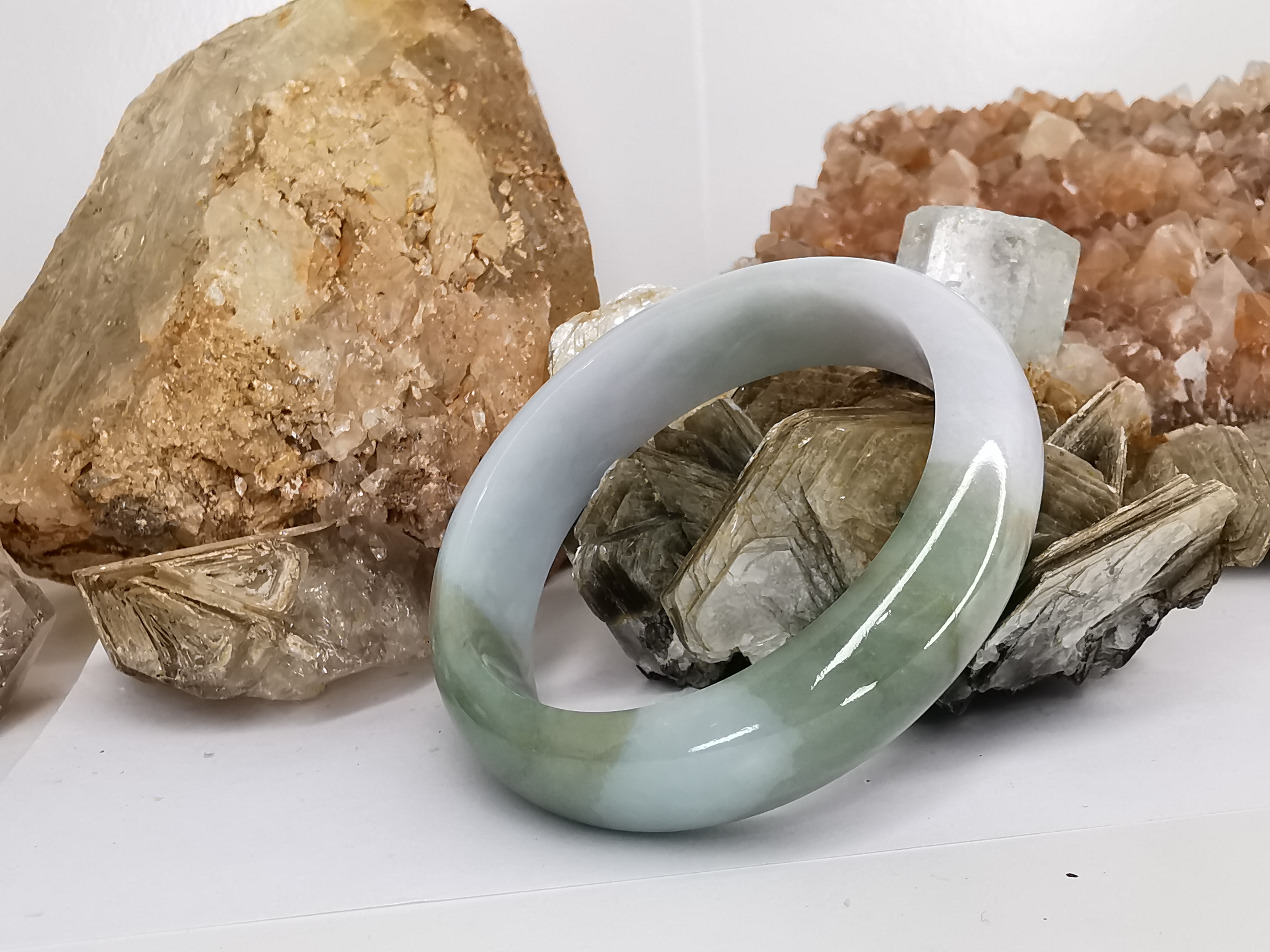 Green White Bangle กำไลหยกเจไดต์แท้ Diameter/ เส้นผ่านศูนย์กลางด้านใน 55 mm.