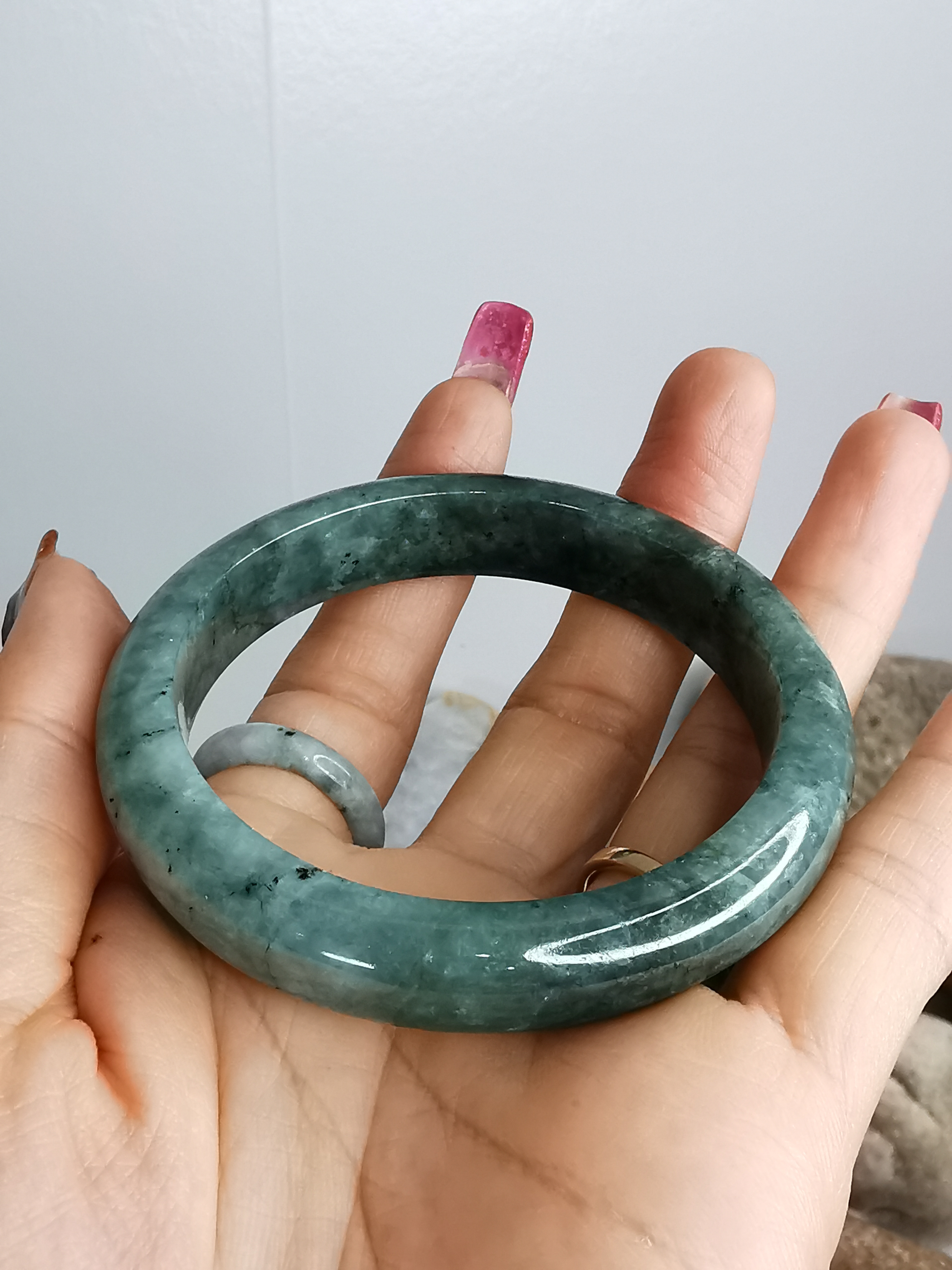 Green Bangle กำไลหยกเจไดต์แท้ Diameter/ เส้นผ่านศูนย์กลางด้านใน 56 mm.