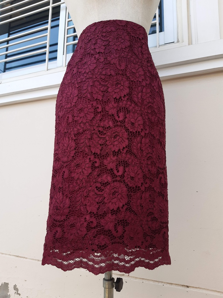 กระโปรงผ้าลูกไม้สีแดงเบอร์กันดี แบรนด์ GU