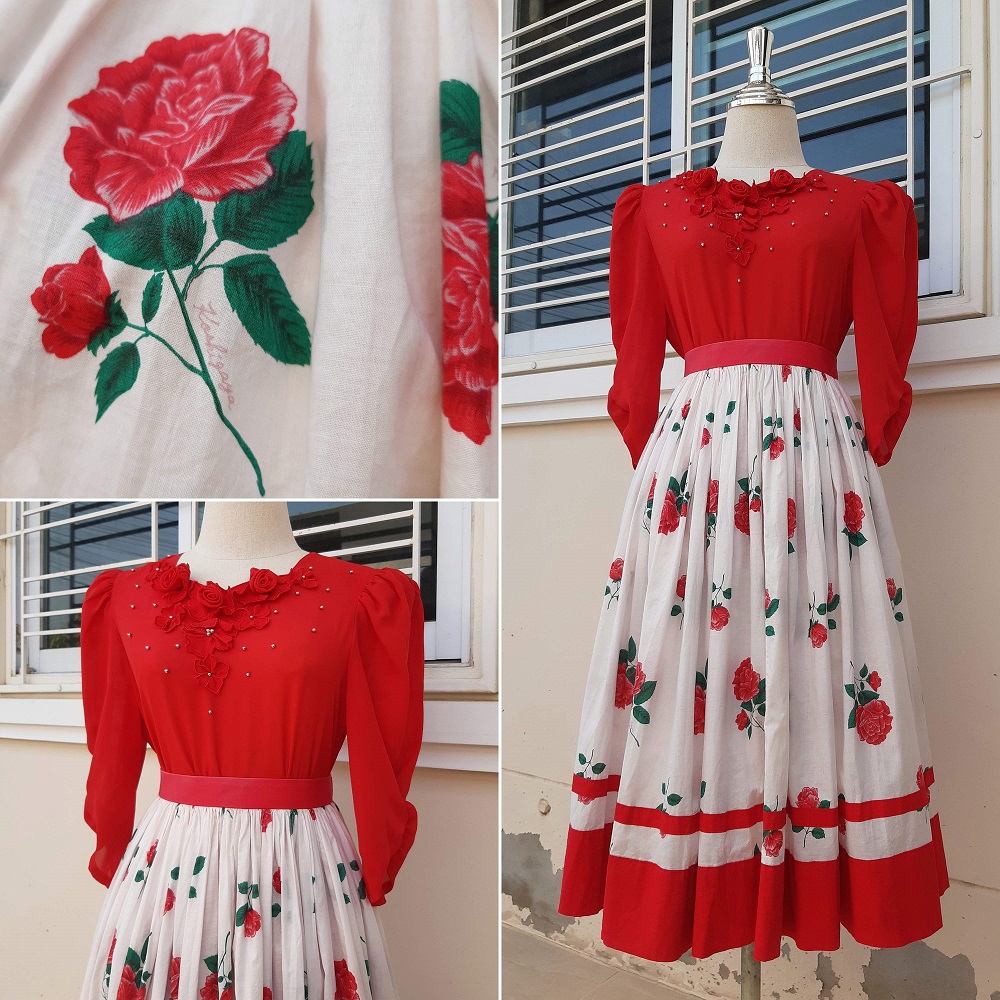 กระโปรงบานสีแดงลายดอกกุหลาบ