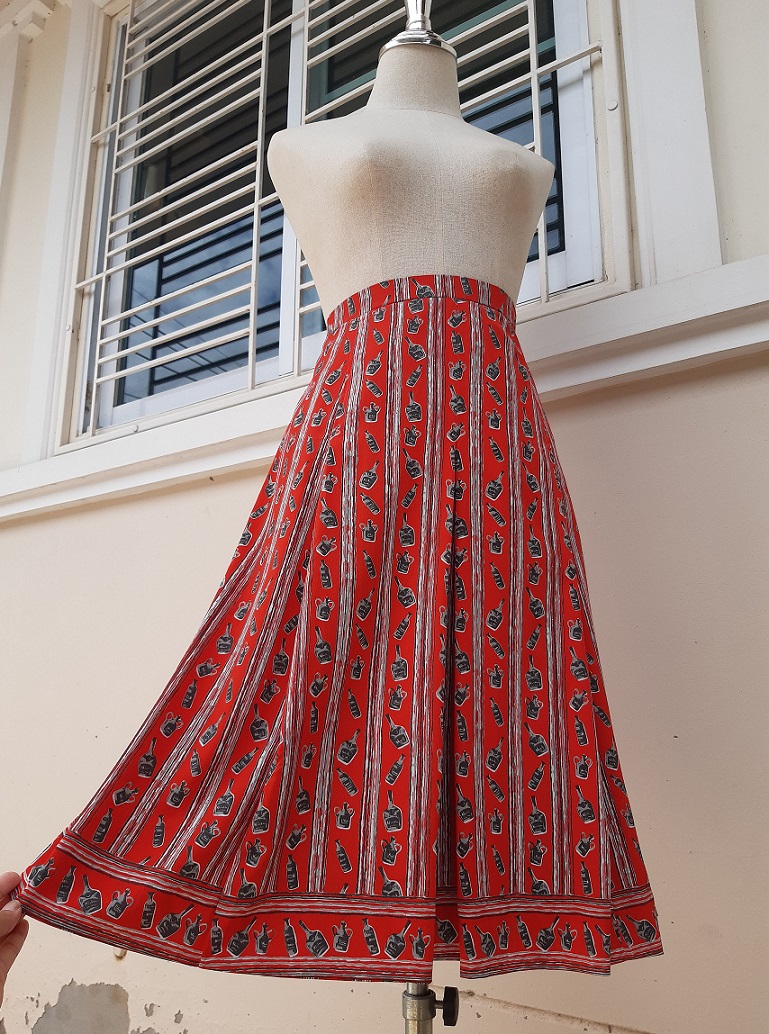 กระโปรงพลีทสีแดงลายขวดแชมเปญ (Vintage skirt)