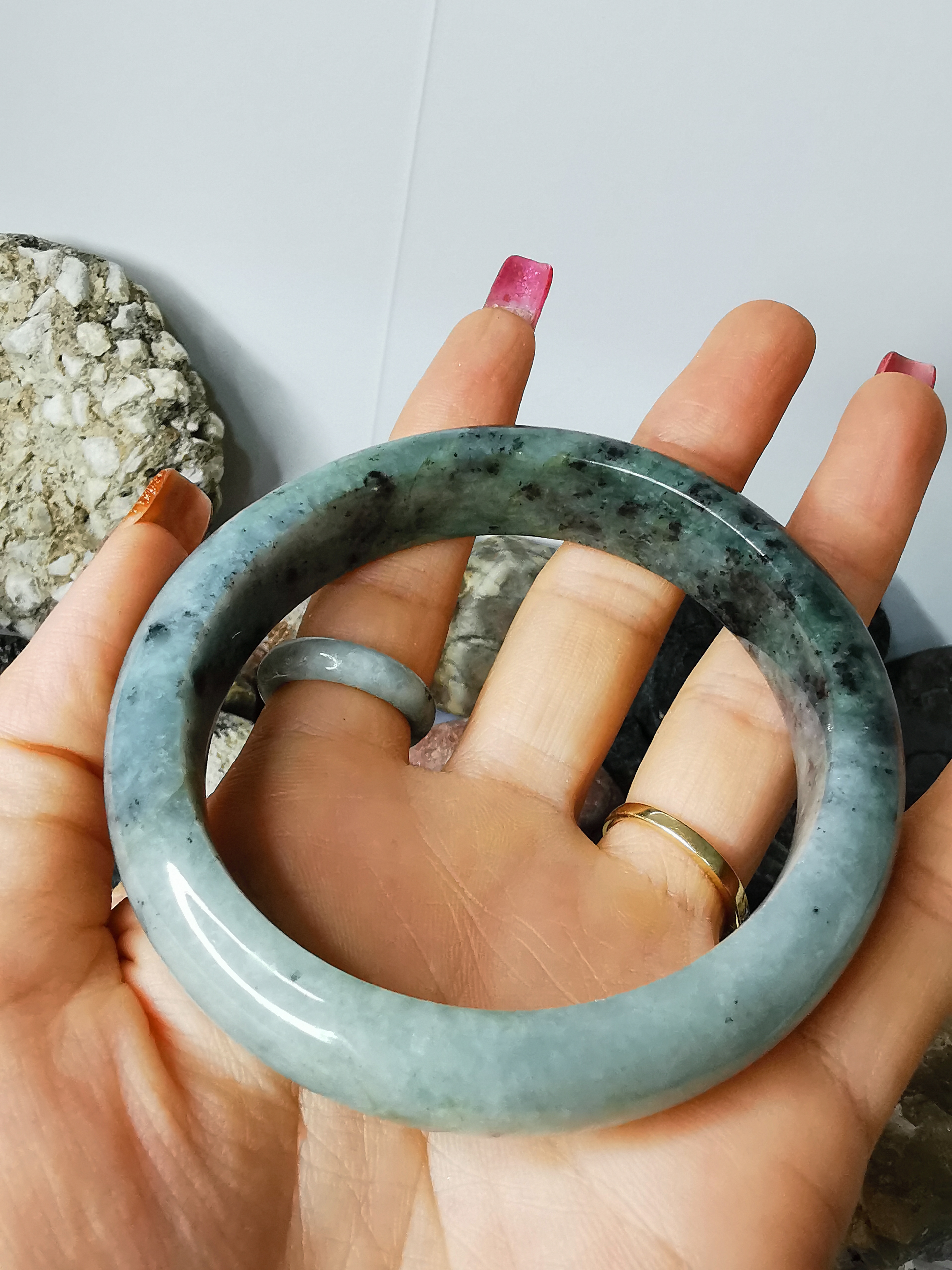 Green Grey Bangle กำไลหยกเจไดต์แท้ Diameter/ เส้นผ่านศูนย์กลางด้านใน 63 mm.