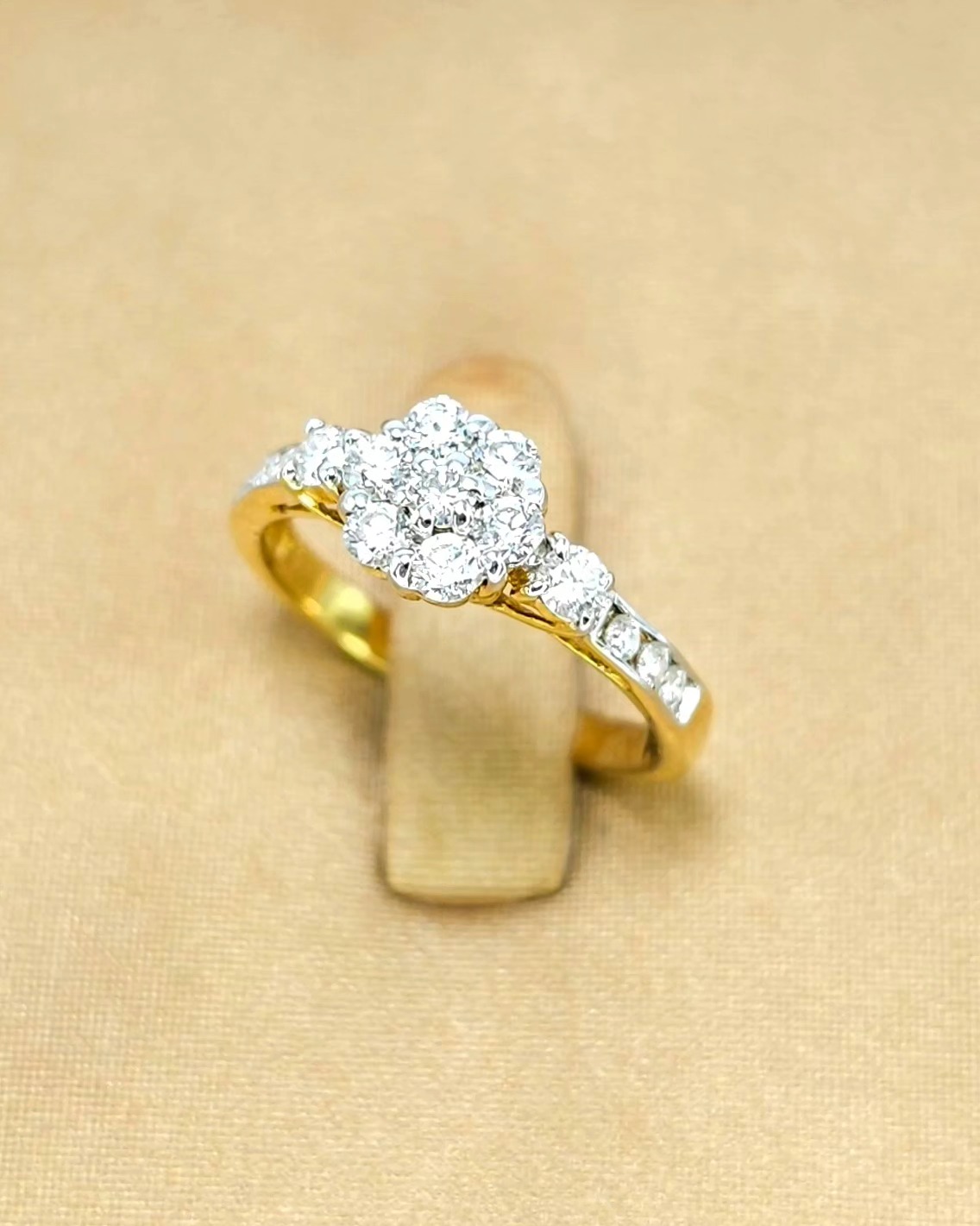 แหวนทองคำ 18K เพชรเกสร 5 ตัง 2 เม็ด 4 ตัง 7 เม็ด 1.5 ตัง 6 เม็ด รวม 47 ตัง น้ำ 98-100 ความสะอาด vvs ไซส์ 47 น้ำหนัก 2.11 กรัม ราคา 8900.-(Net)