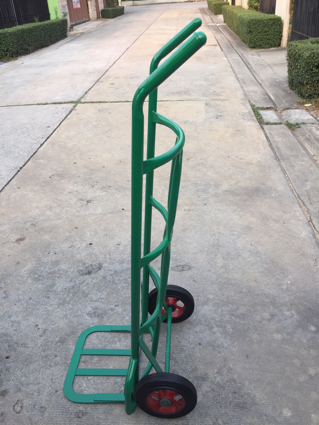 รถเข็นเหล็ก 2ล้อฐานโค้ง ล้อแม็กซ์ ยางตัน (เข็นน้ำ เข็นของ สัมภาระ)-สีเขียว