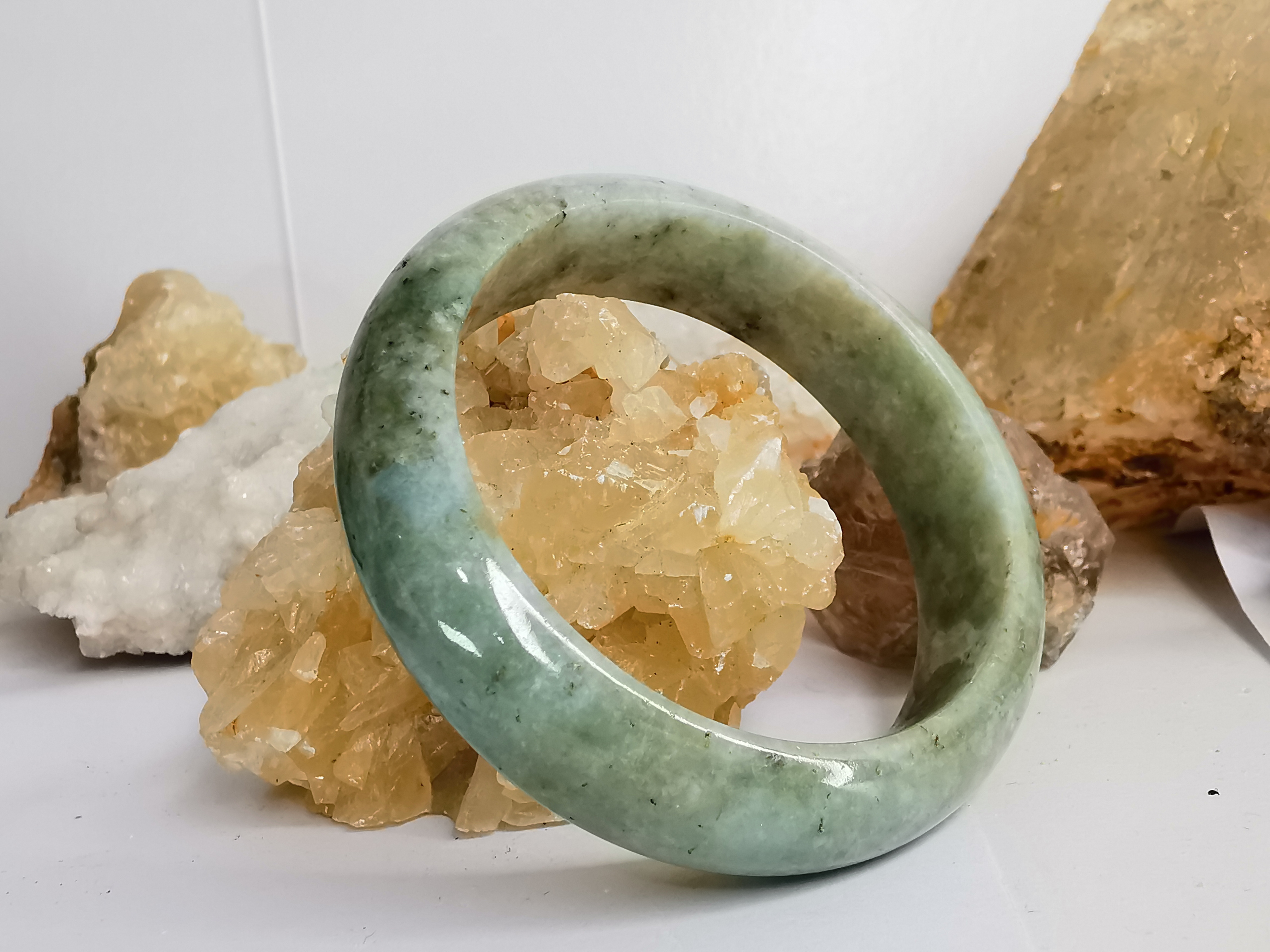 Green Yellow Bangle กำไลหยกเจไดต์แท้ Diameter/ เส้นผ่านศูนย์กลางด้านใน 53 mm.