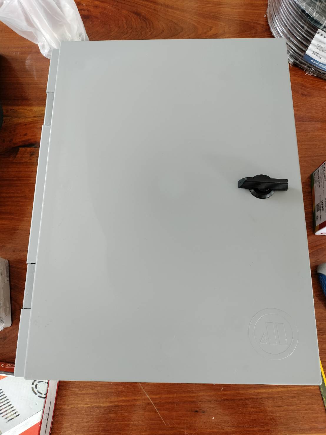 ตู้พลาสติก LVT แบบพลาสติกหนาพิเศษ สามารถกันน้ำได้ IP65 ไม่มีหลังคา เลือกขนาดได้ มี 3ขนาด เลือกได้ 310*210*170 และ 410*310*170 และ 510*410*170 ราคาร่วมภษษี