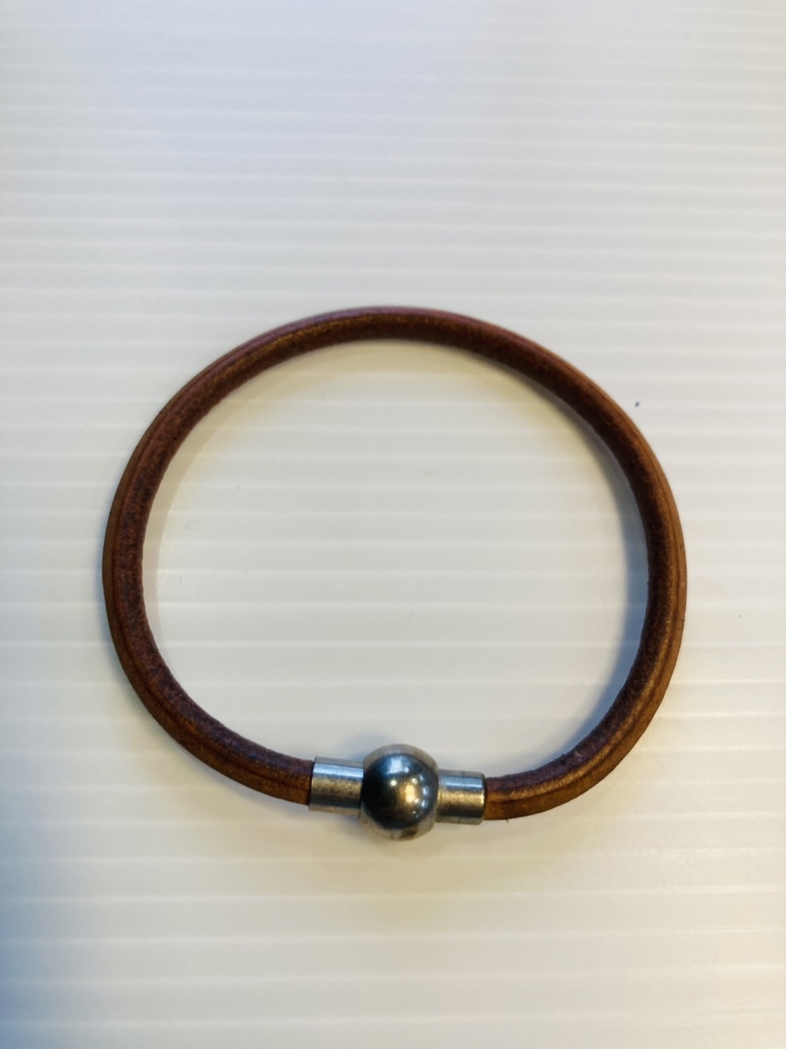 G 210284 สร้อยข้อมือหนังสีน้ำตาลเส้นกลม ราคาเช่า 30 บาท ต่อ 1 วัน