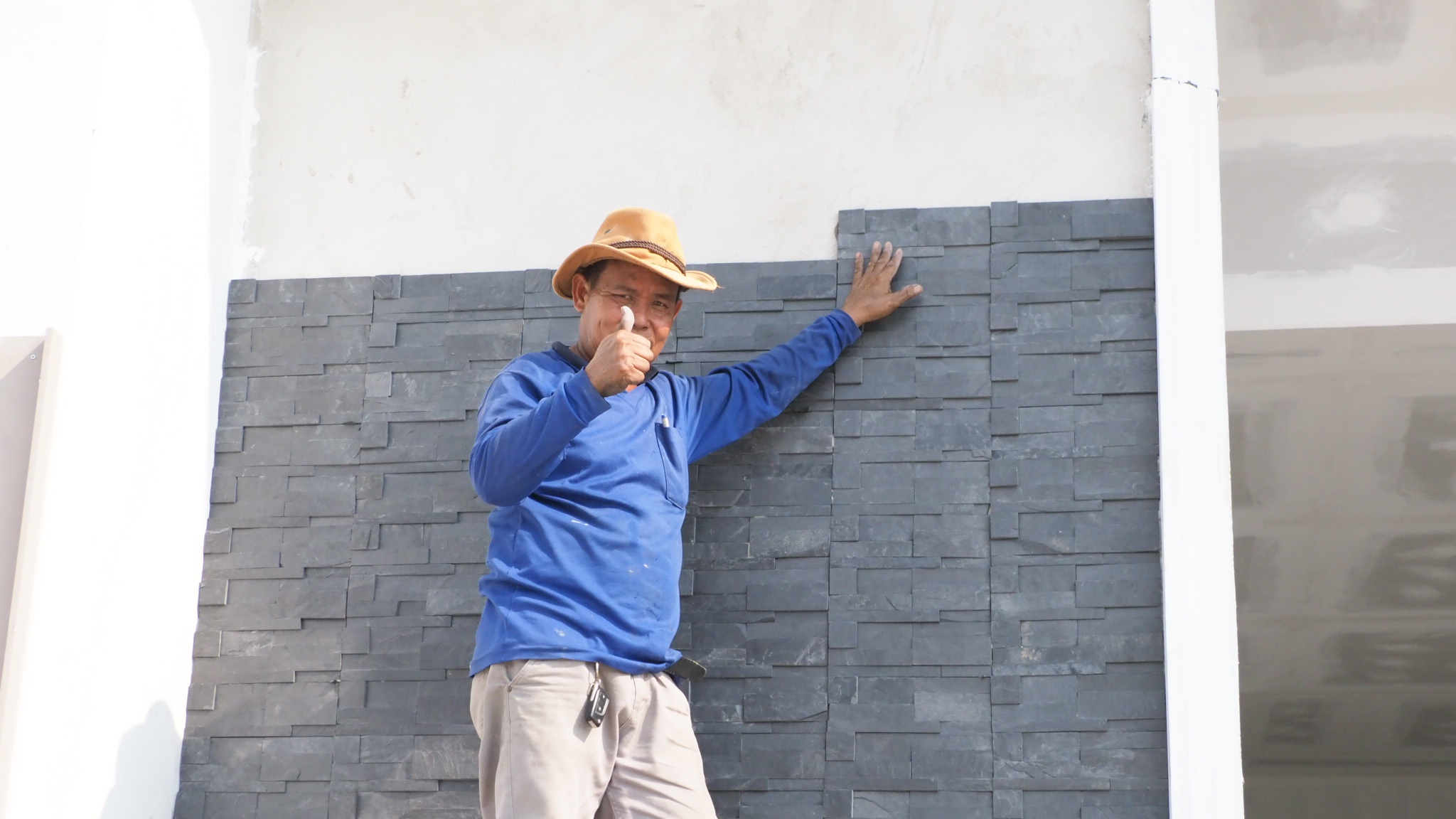 หินกาบจิ๊กซอว์สีดํา แบบ 7 ชิ้น ขนาดแผ่น 10x30 เซ็นติเมตร ผลิตจากหินธรรมชาติแท้