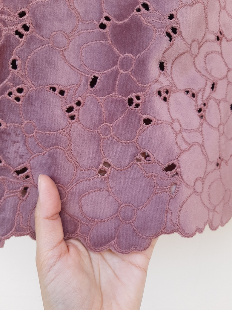 กระโปรงทรงเอสั้นผ้าลูกไม้สีชมพูอมม่วง