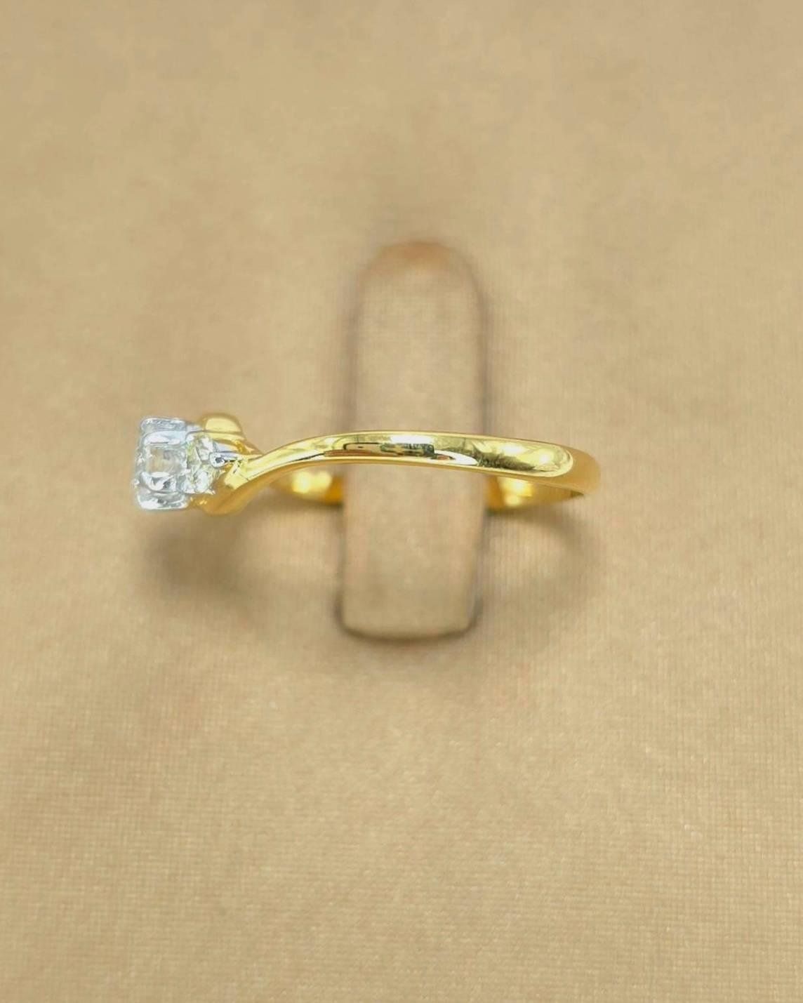 แหวนทองคำ 18K เพชรเกสร 15 ตัง 1 เม็ด 6 ตัง 2 เม็ด รวม 27 ตัง น้ำ 95-96 ความสะอาด vs2 ไซส์ 48 น้ำหนัก 1.64 กรัม ราคา 7,500.-(Net)