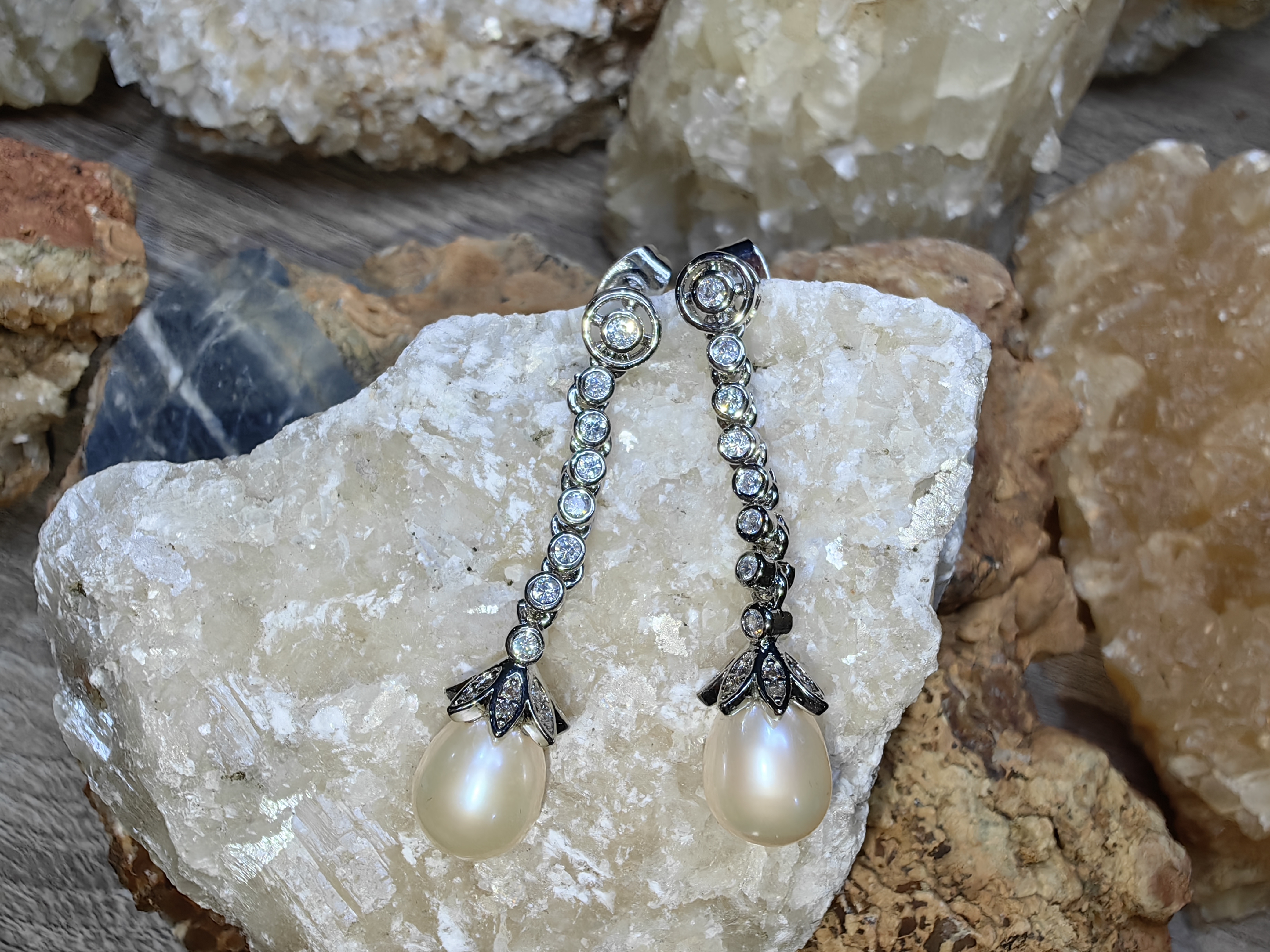 ต่างหูไข่มุกเลี้ยงธรรมชาติ เปลือกหอย เพชรสวิส Natural Cultured Pearl Mother of Pearl Swiss Diamond Earrings