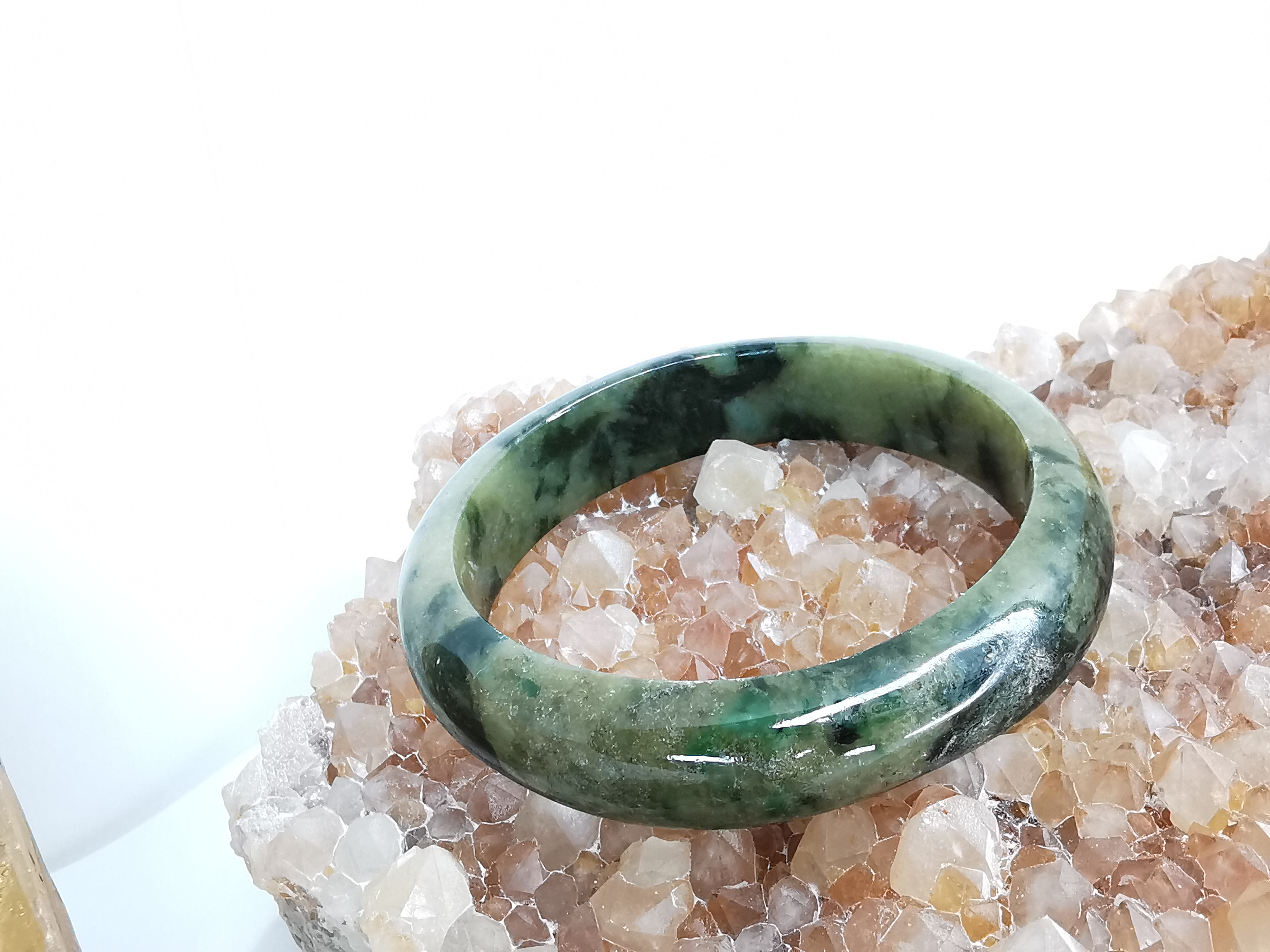 Green Jade Bangle กำไลหยกเจไดต์แท้ Diameter/ เส้นผ่านศูนย์กลางด้านใน 59 mm.